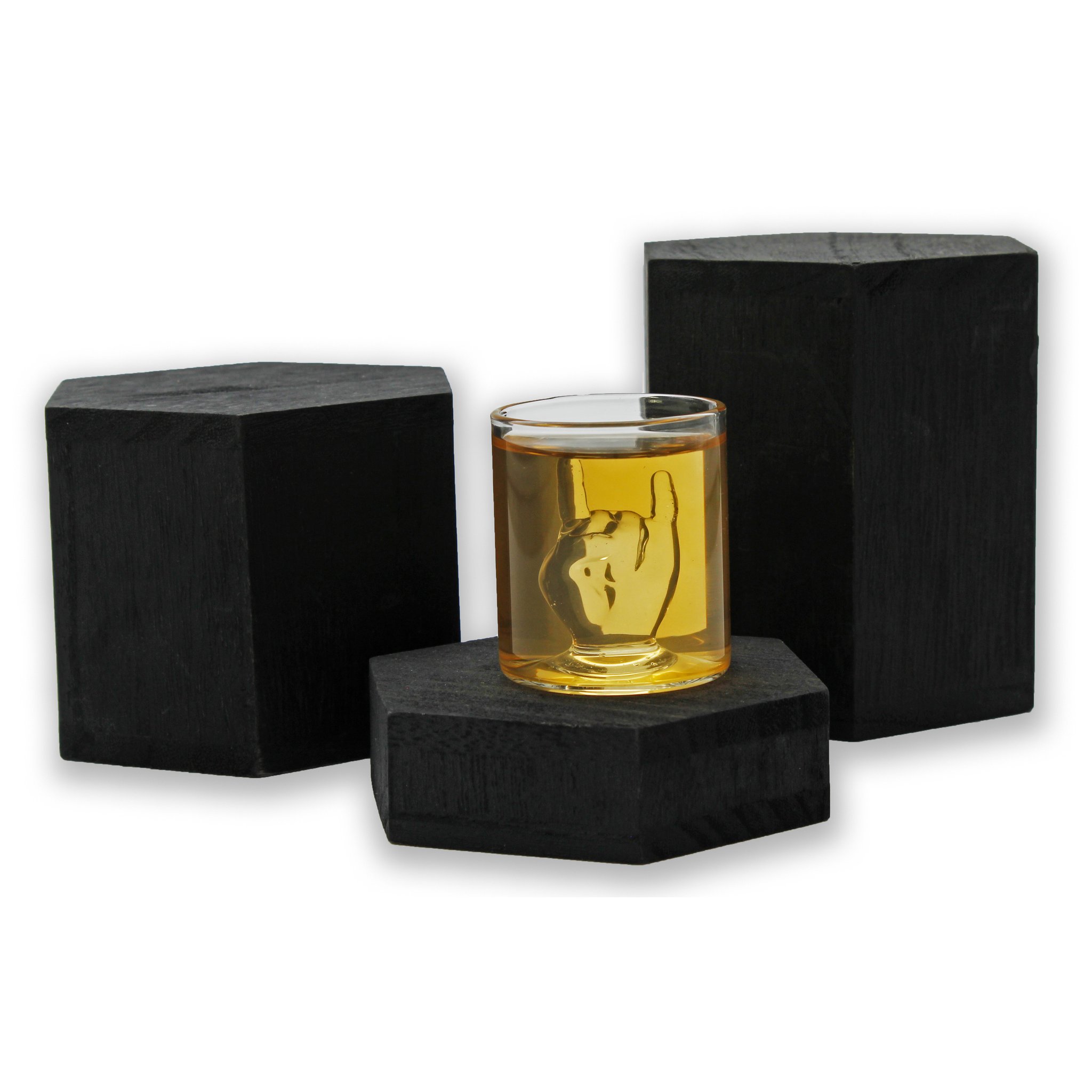 Heavy Metal Shotglas mit Handzeichen-Relief auf schwarzen Blöcken
