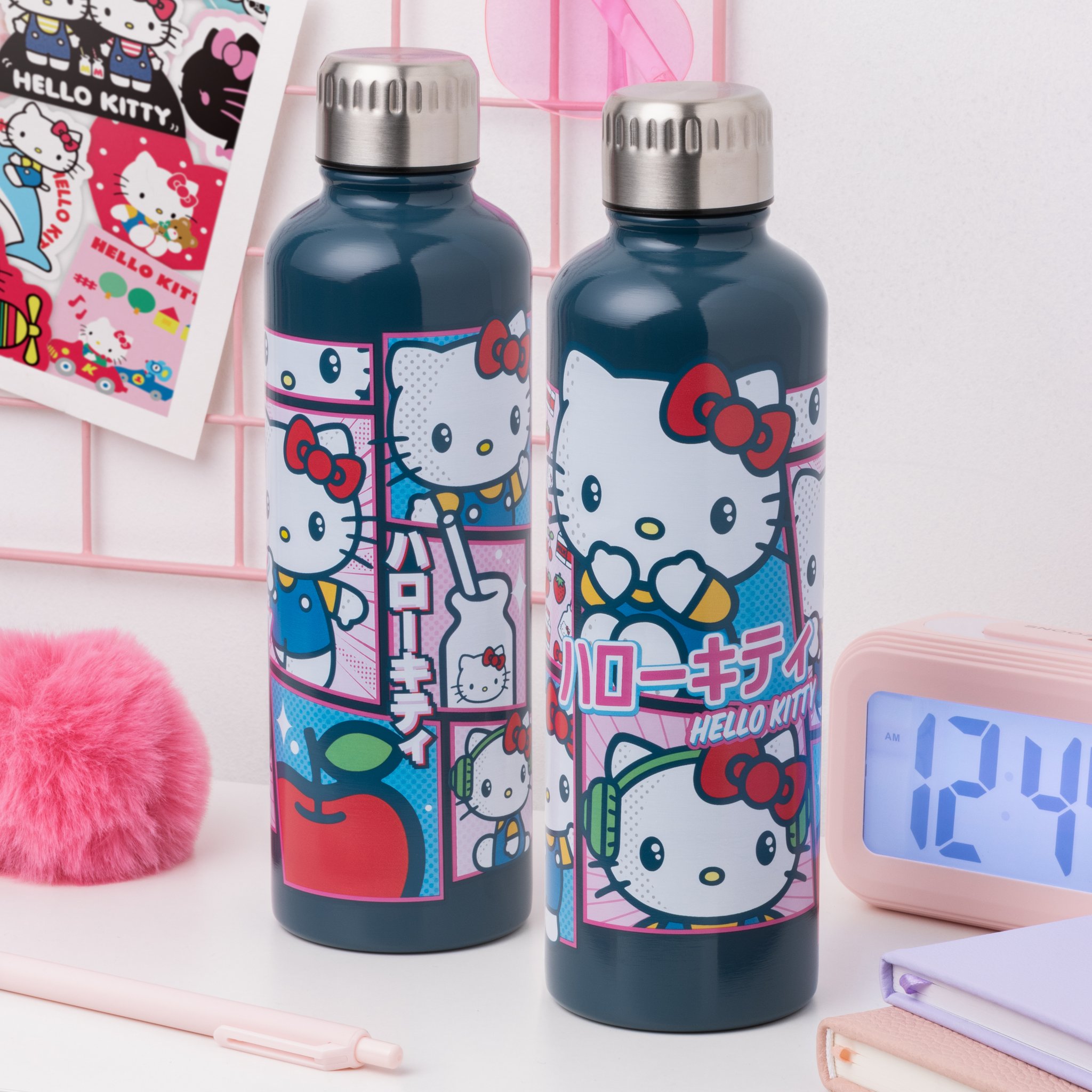 Zwei Hello-Kitty-Trinkflaschen neben einem Wecker
