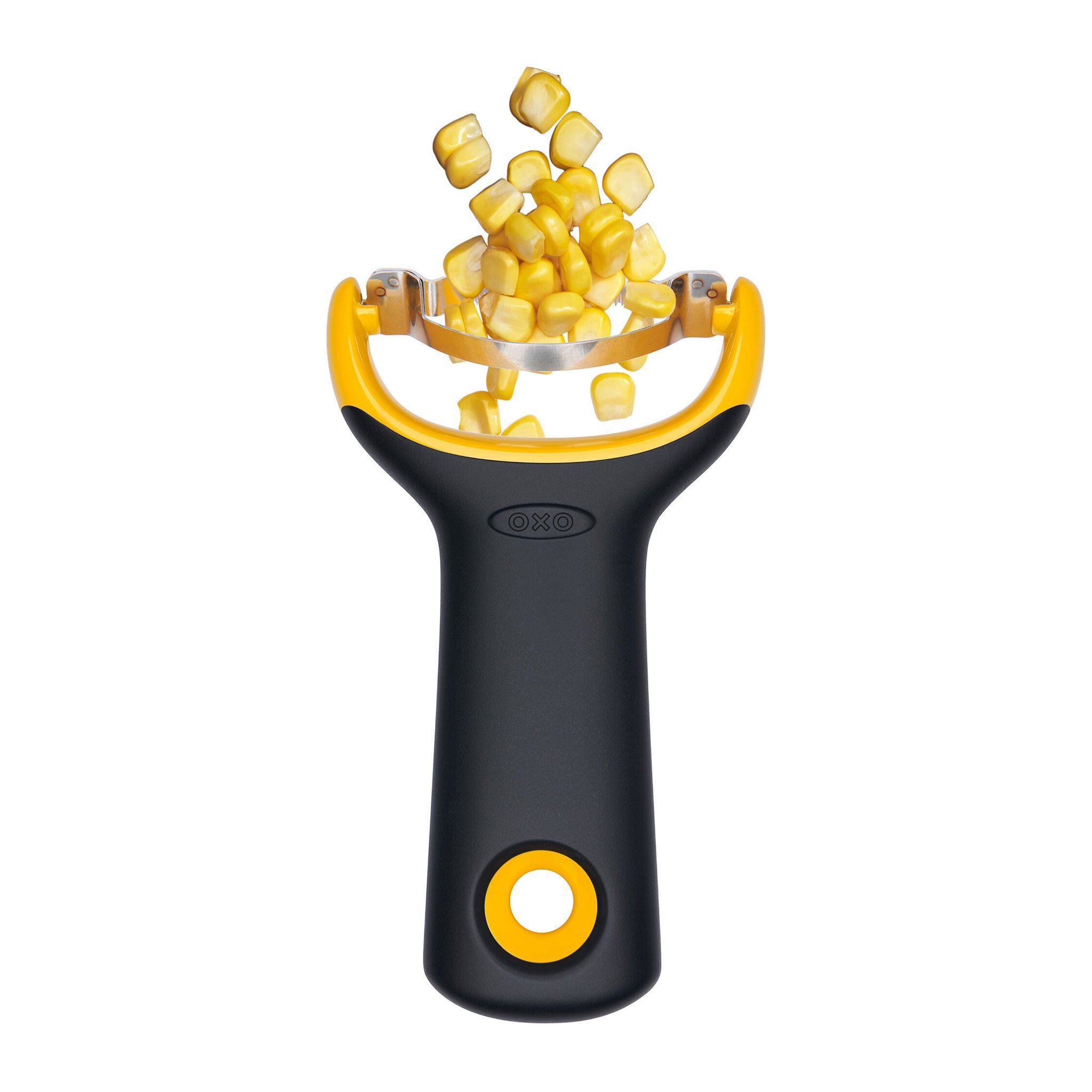 Chicchi di mais che saltano dalla lama seghettata in acciaio inox dello sgrana pannocchie OXO