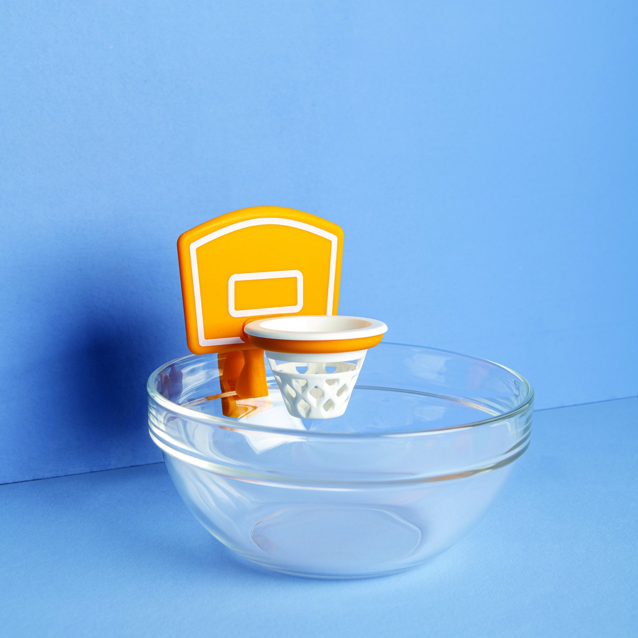 Dunk N Egg Eiertrenner auf Glasschale vor blauem Hintergrund