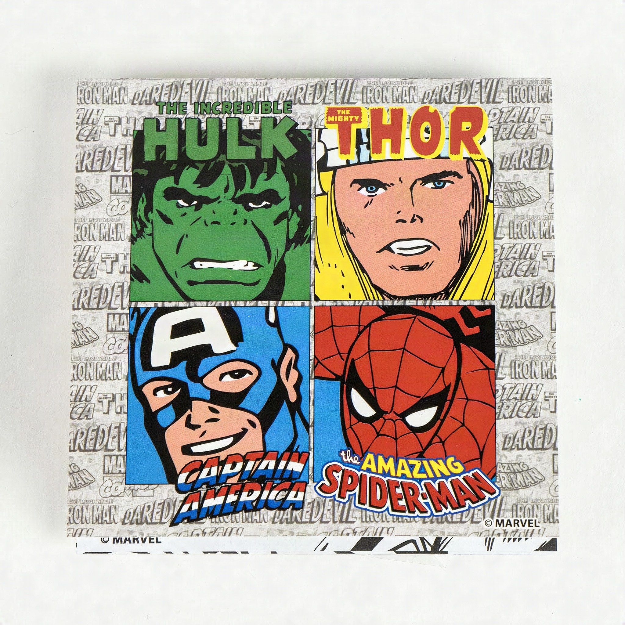 Page de garde du bloc avec Hulk, Thor, Captain America et Spider-Man