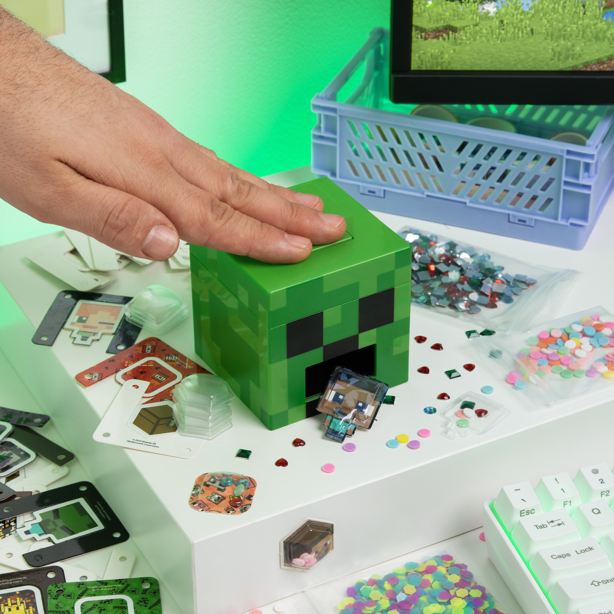 Minecraft 3D Sticker Maker im Einsatz – Kind bastelt 3D-Sticker am Schreibtisch