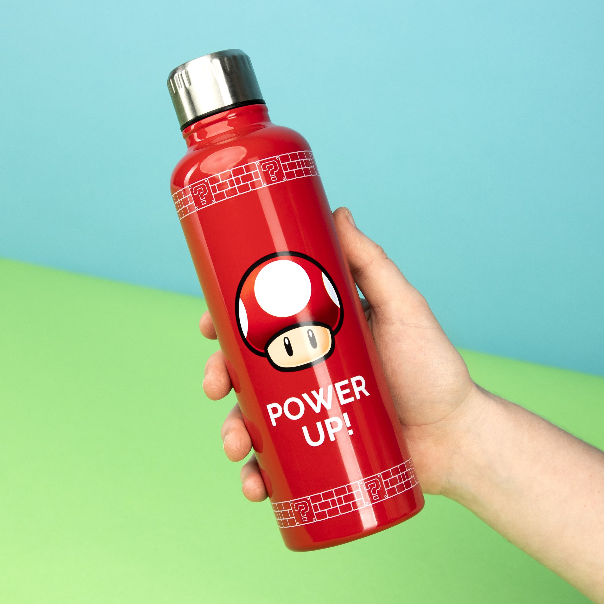 Hand hält die Super-Mario-Trinkflasche