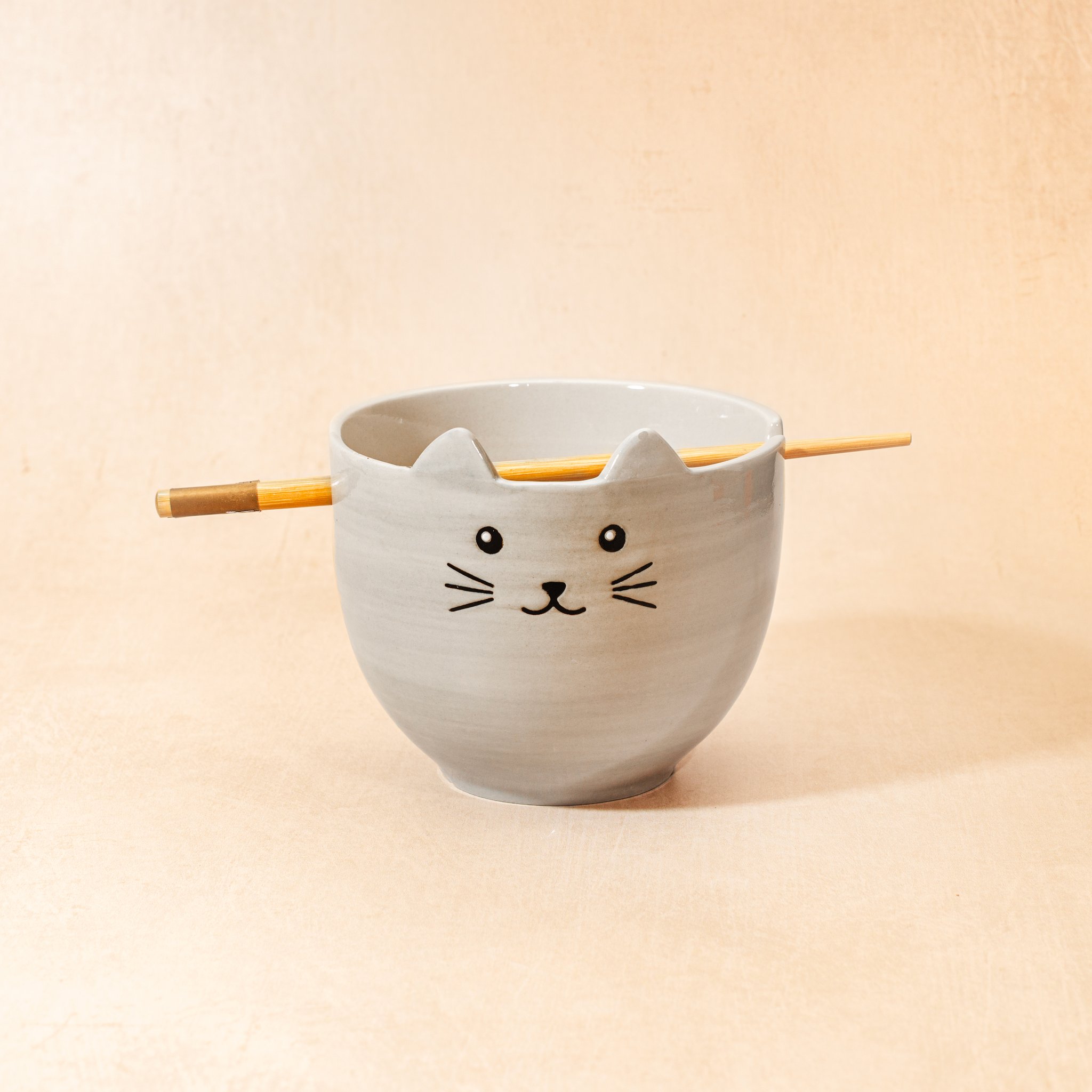 Bol à nouilles chat Sass & Belle avec baguettes en bambou sur fond beige