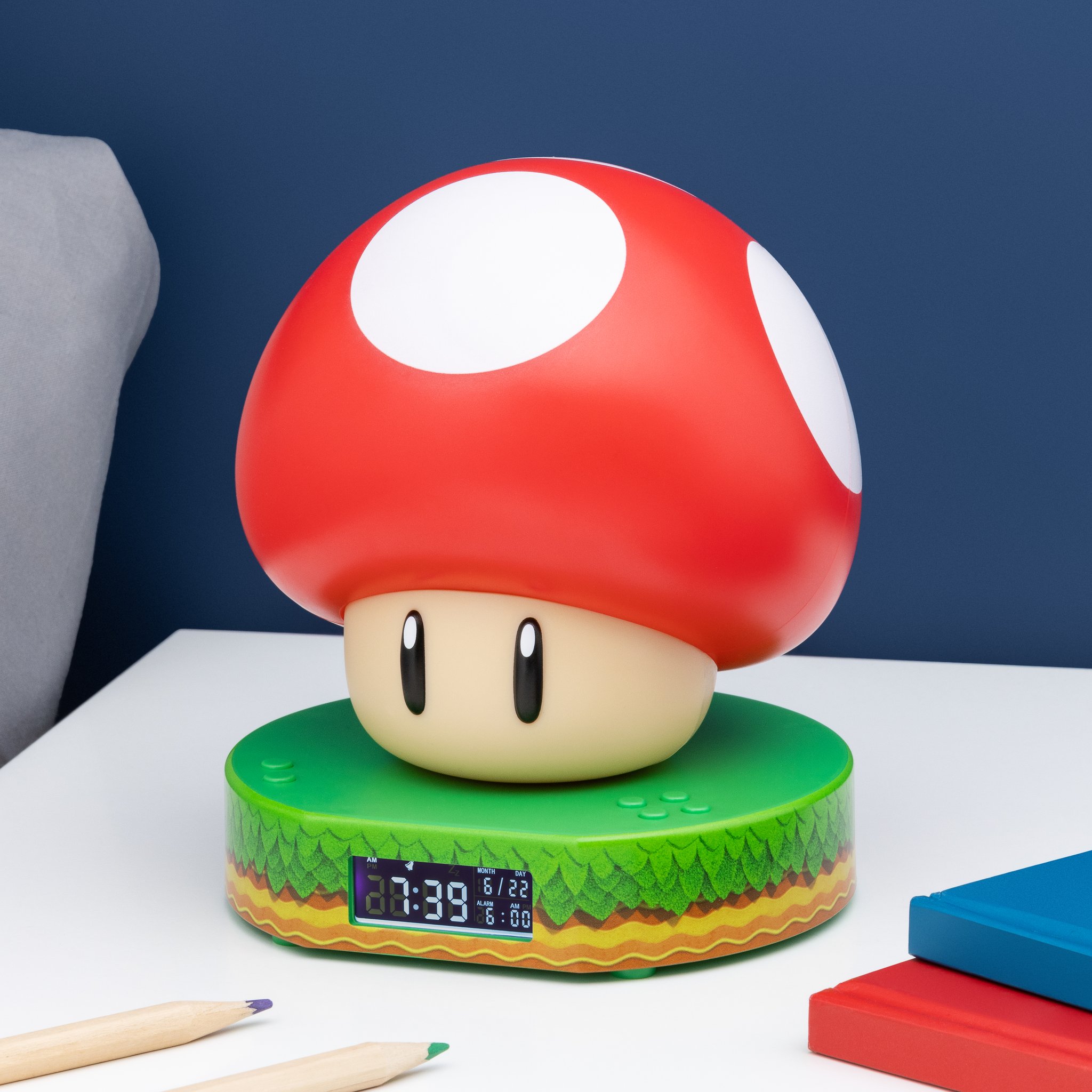 Super-Mario-Pilz-Wecker auf einem Schreibtisch vor blauer Wand