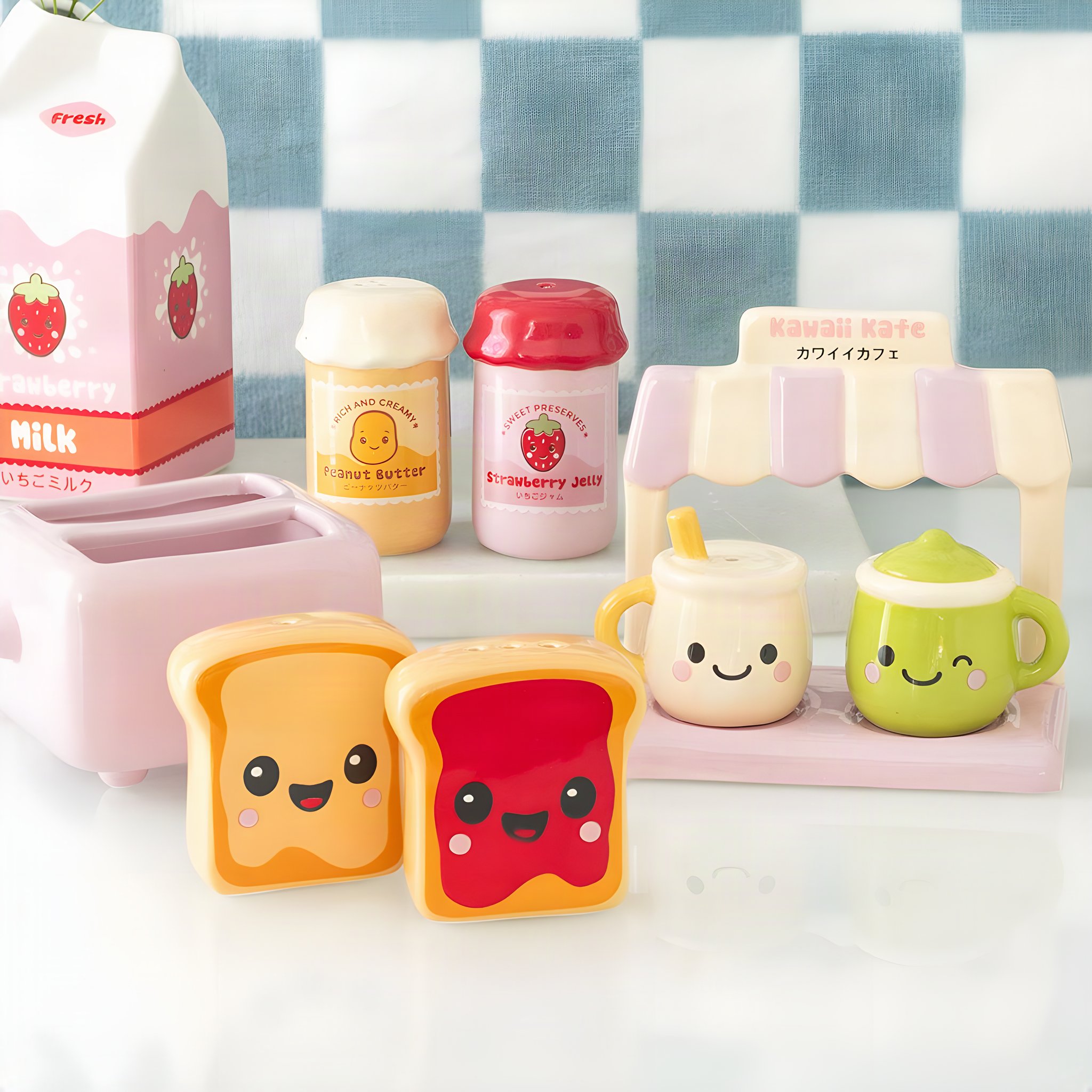 Salière et poivrière Kawaii Latte sur leur comptoir de café, dans une scène de petit-déjeuner