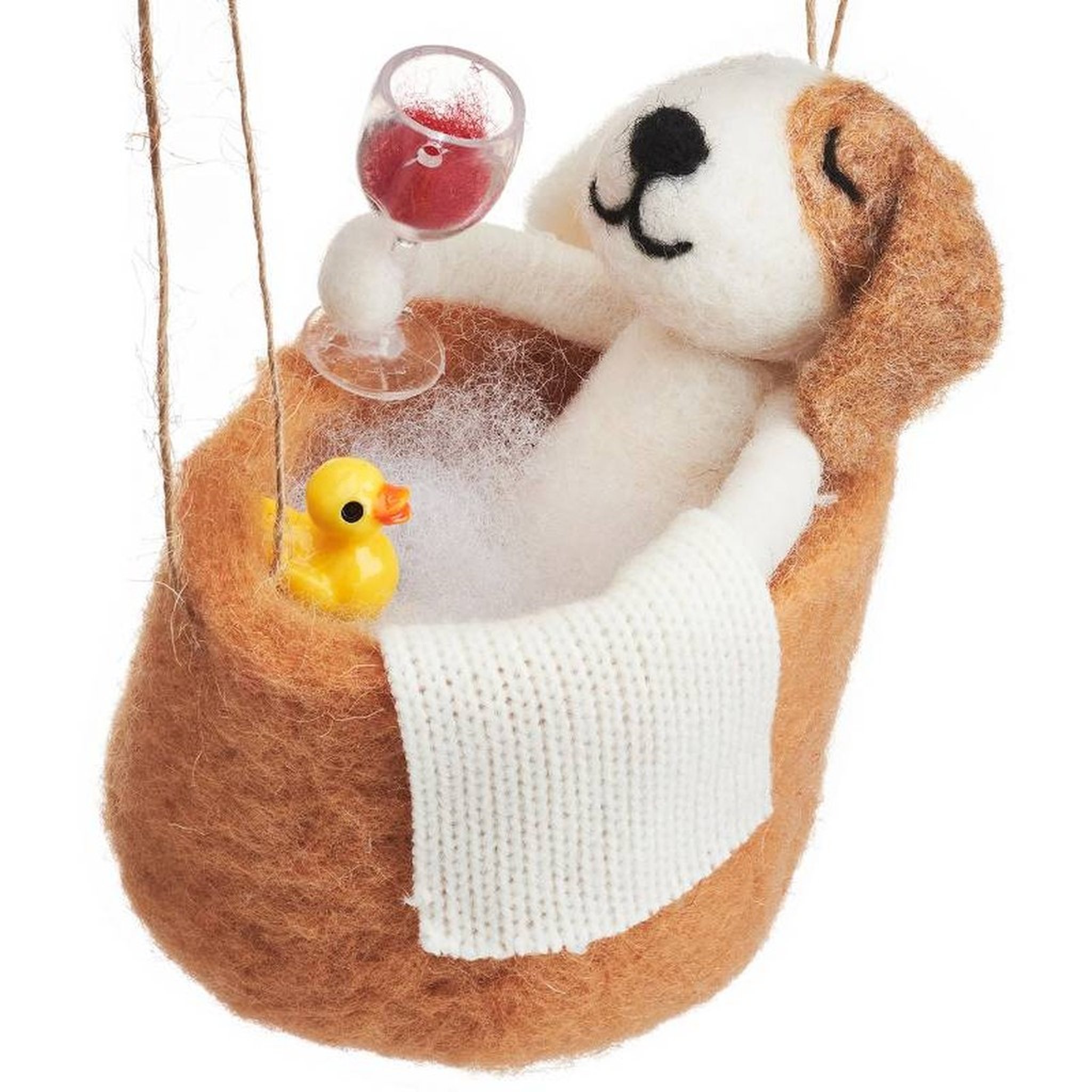 Badehund Weihnachtsanhänger freigestellt, Filzhund in brauner Badewanne mit Handtuch