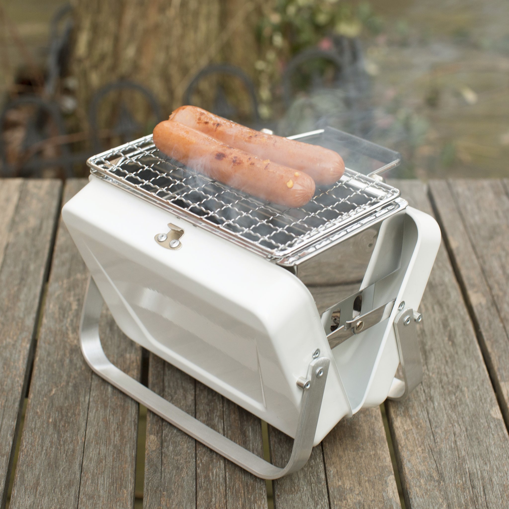 Mini-Koffergrill – Lifestyle mit Wurst am Wasser