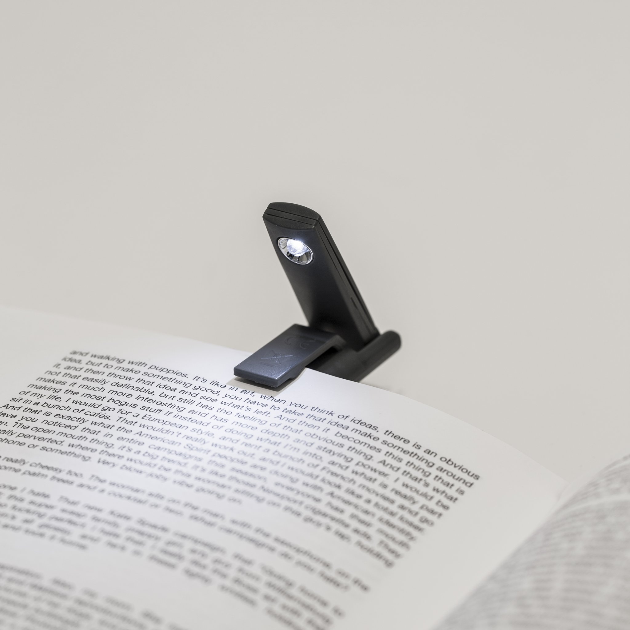 Lampe de lecture pliable Kikkerland – utilisée sur livre