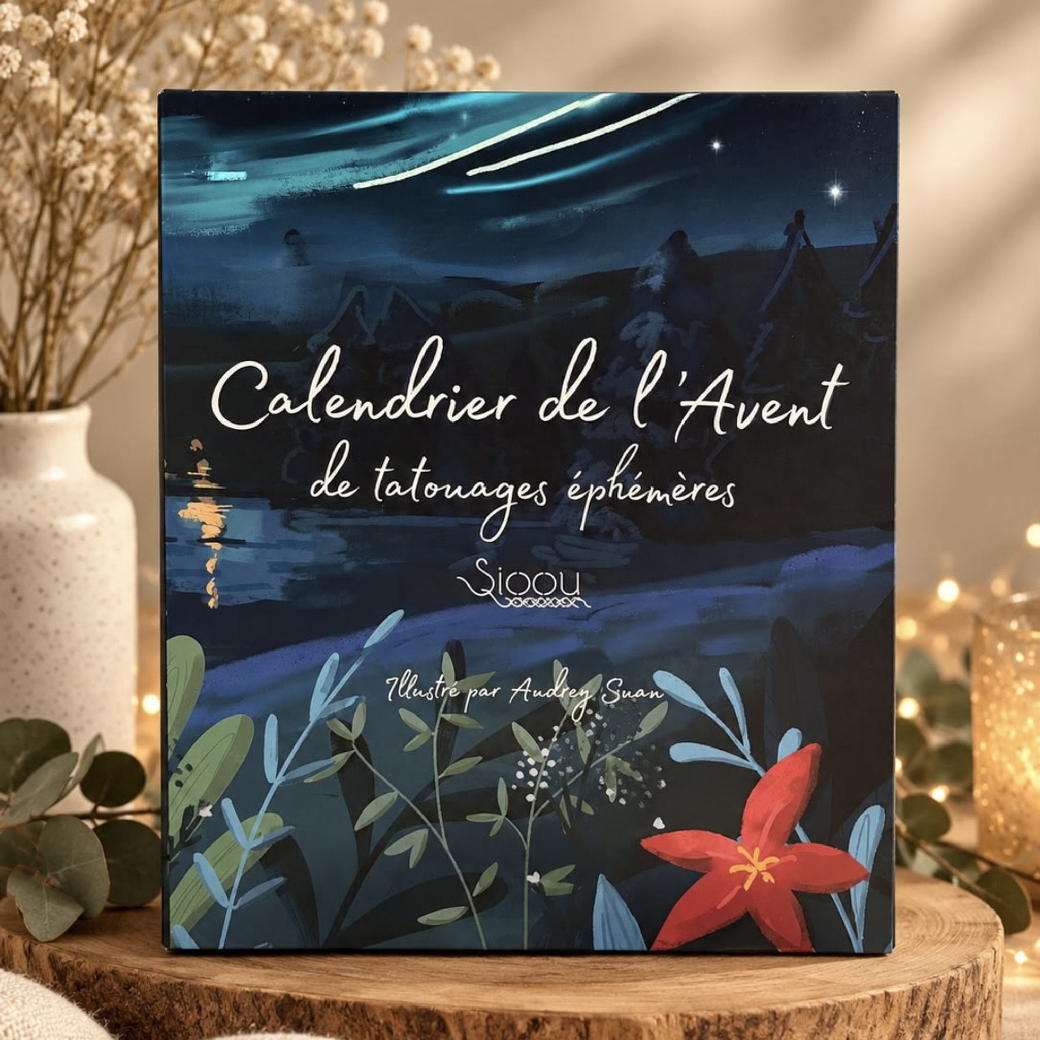 Calendario dell'Avvento di tatuaggi Notte d'inverno con cielo stellato, bosco innevato e fiore rosso sulla copertina