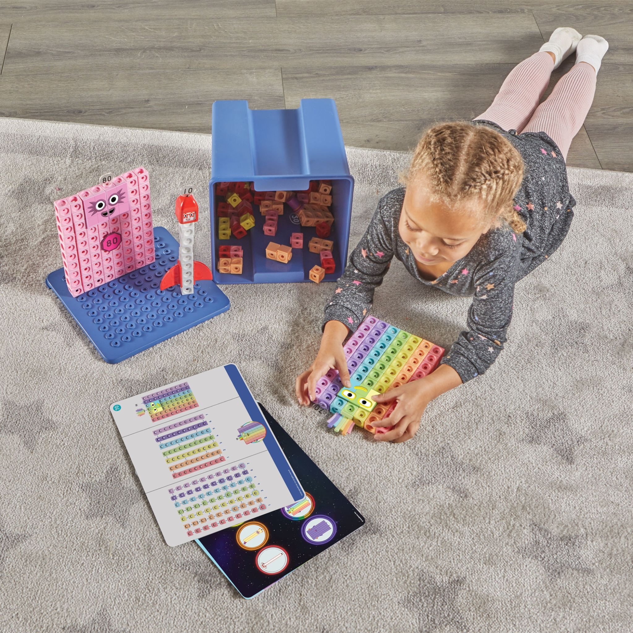 Numberblocks Heroes with Zeroes MathLink Cubes Set – Mädchen baut am Boden