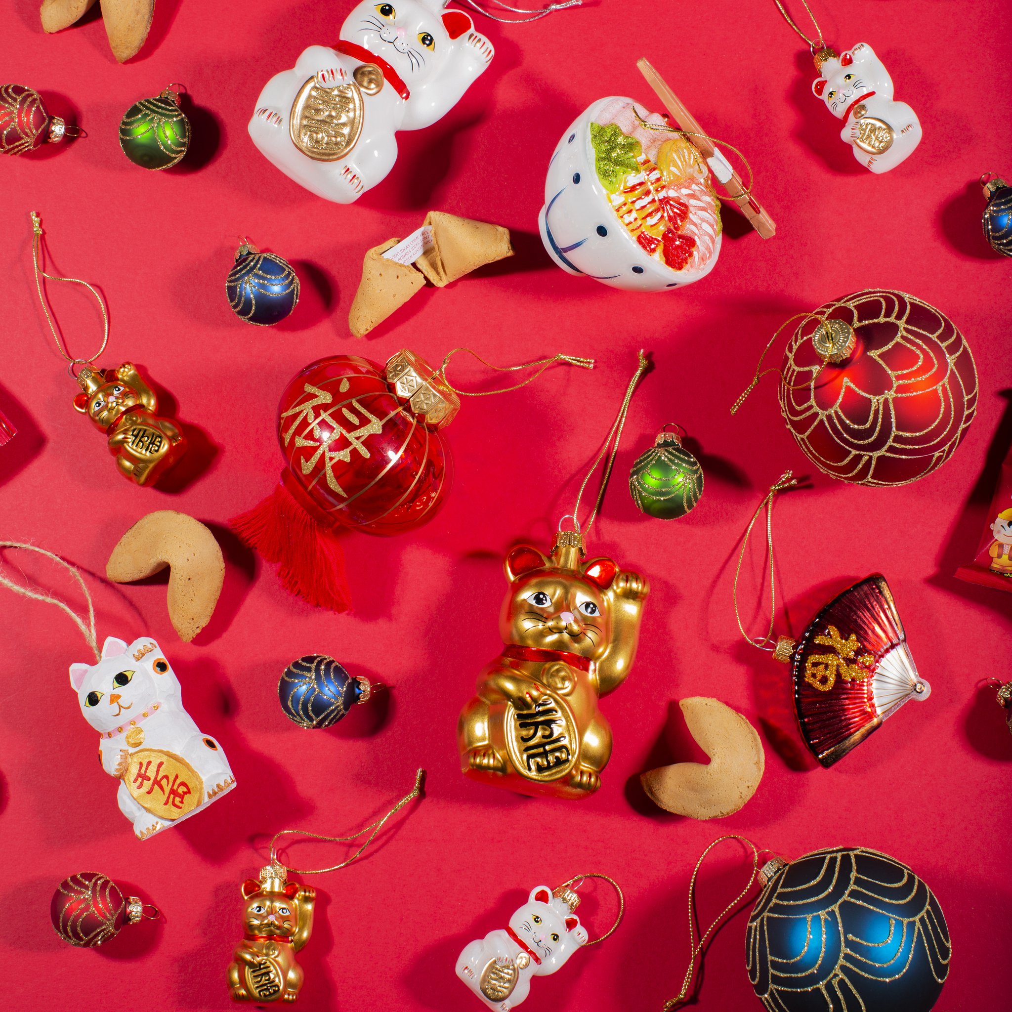 Décoration de sapin chat porte-bonheur dans la collection Asie avec lanternes et biscuits chinois sur rouge