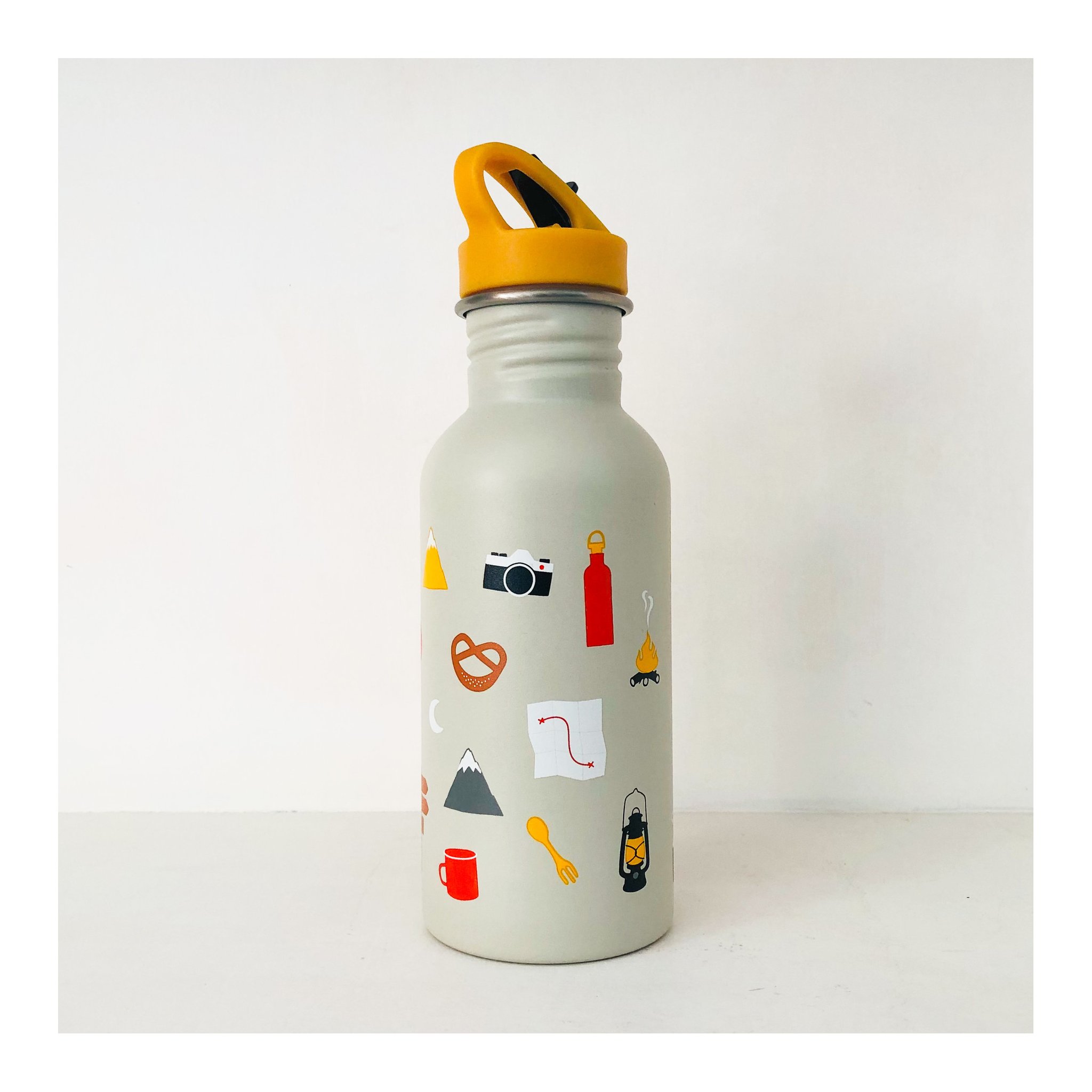 Kinder-Trinkflasche Adventure in Creme mit Outdoor-Symbolen und gelbem Trinkhalm-Deckel
