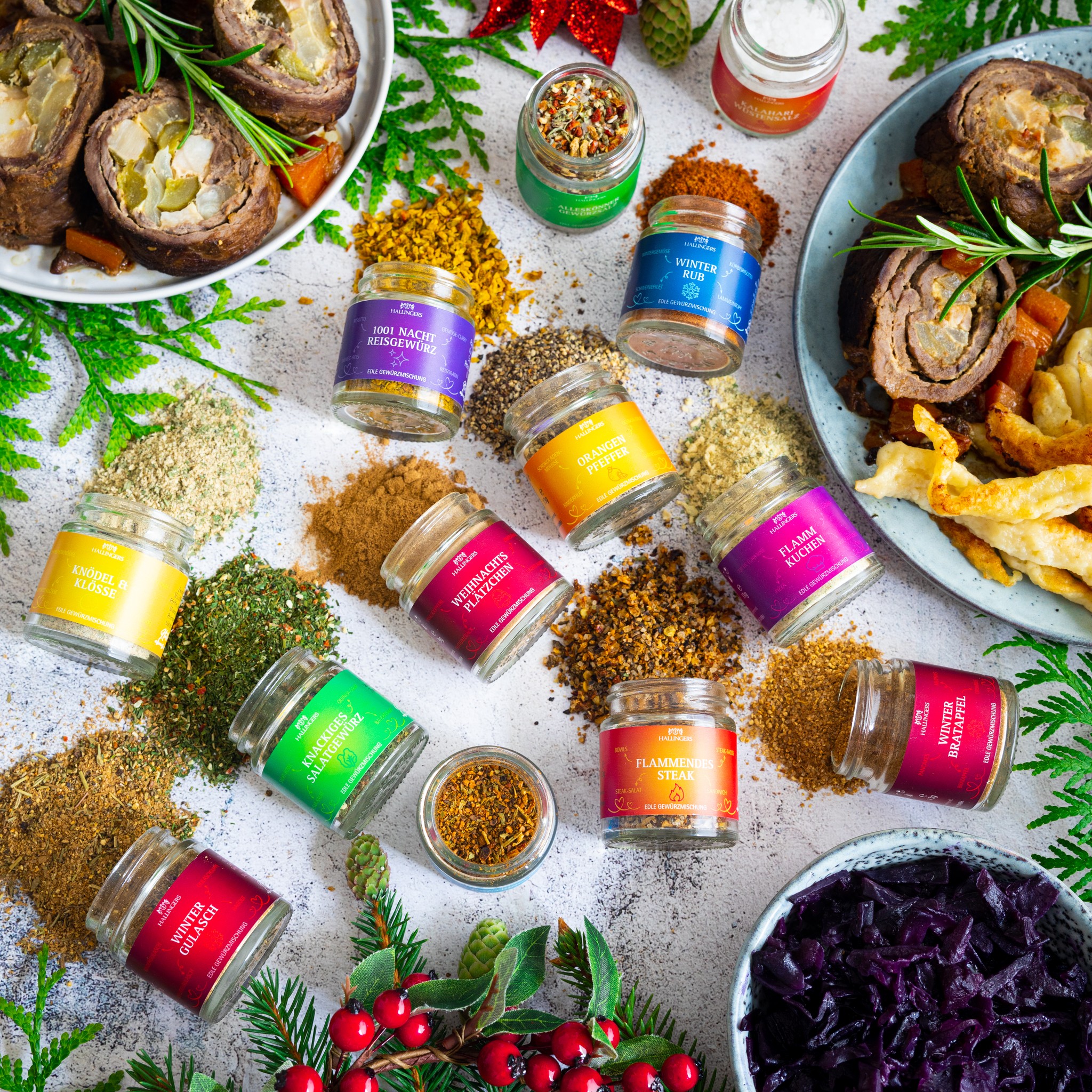 Gewürzgläser aus dem Gewürz-Adventskalender Magische Reise mit Gewürzhäufchen, Rouladen, Spätzle und Rotkraut
