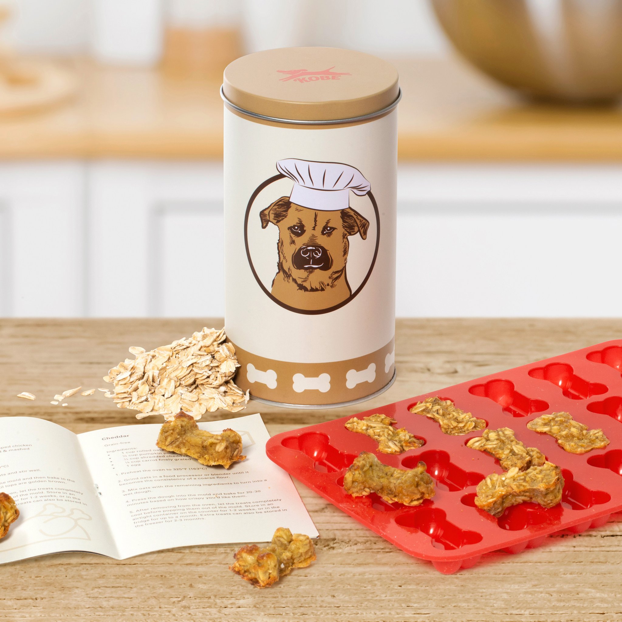 DIY-Hundeleckerli-Set mit Dose, Rezeptheft und Silikonform auf der Küchentheke