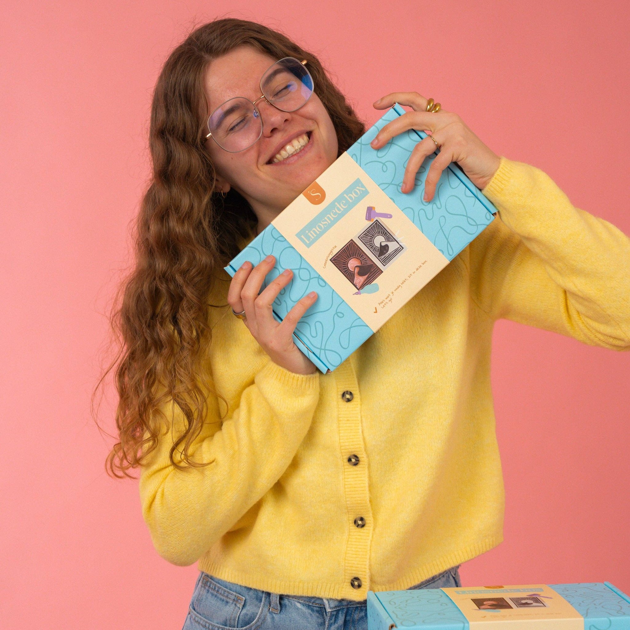 Box fai da te per linoleografia Stitchly – donna che mostra la box per linoleografia