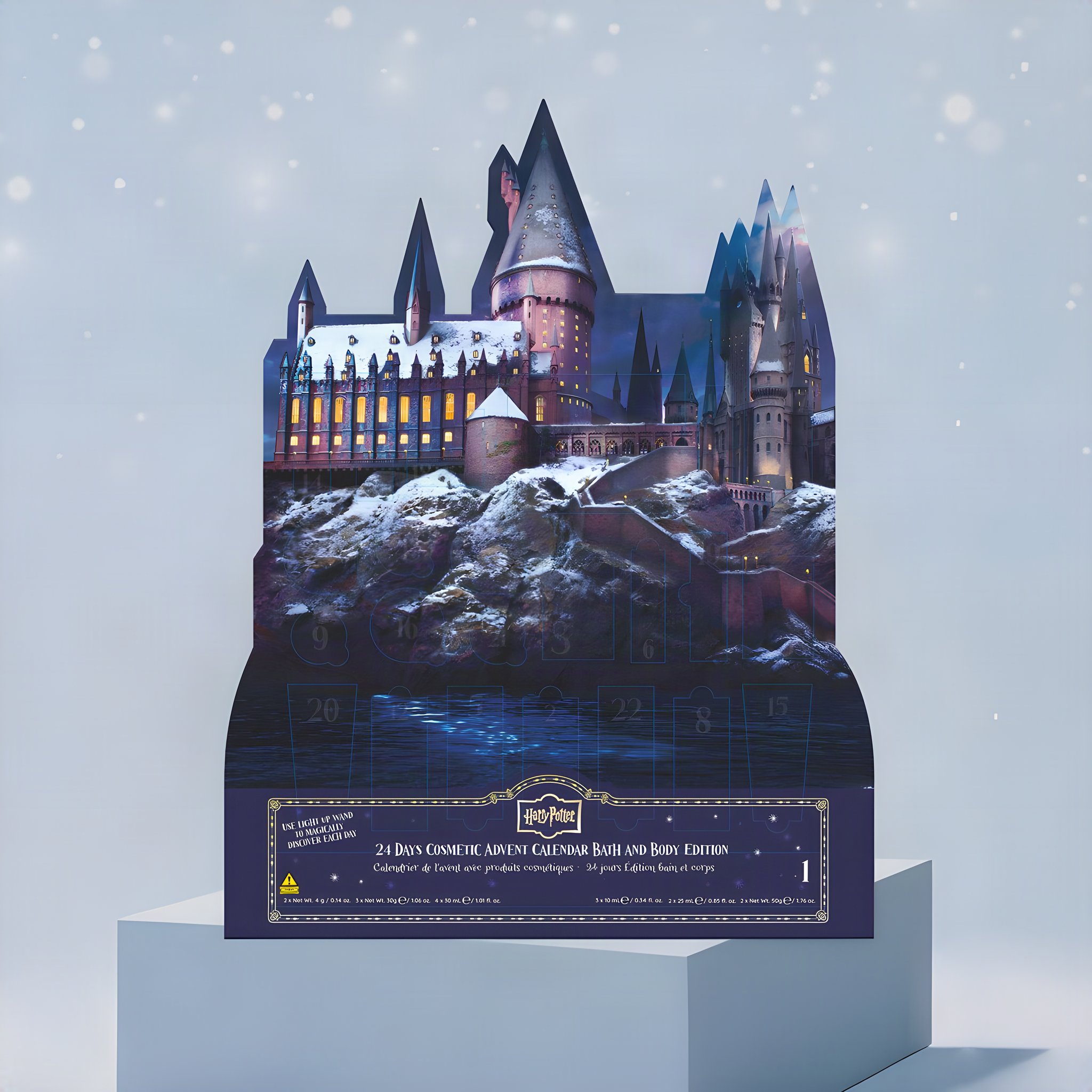 Harry Potter Adventskalender in Form des verschneiten Schlosses Hogwarts auf einem hellen Podest