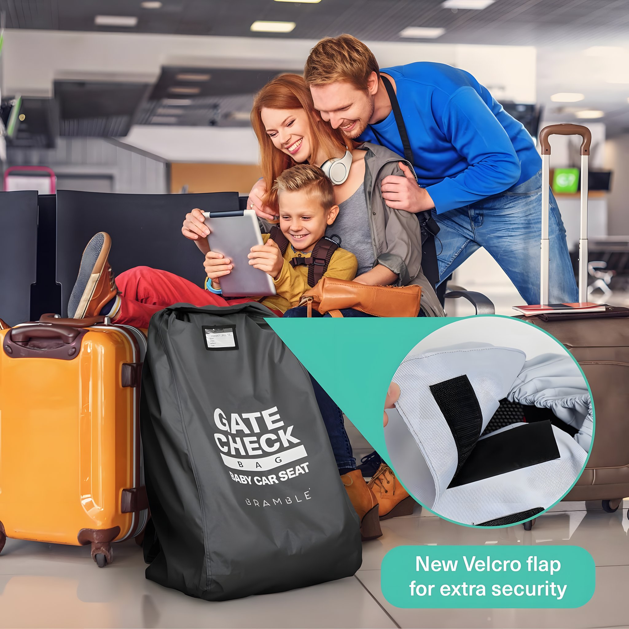 Borsa da viaggio nera per seggiolino auto con famiglia in aeroporto e dettaglio chiusura in velcro