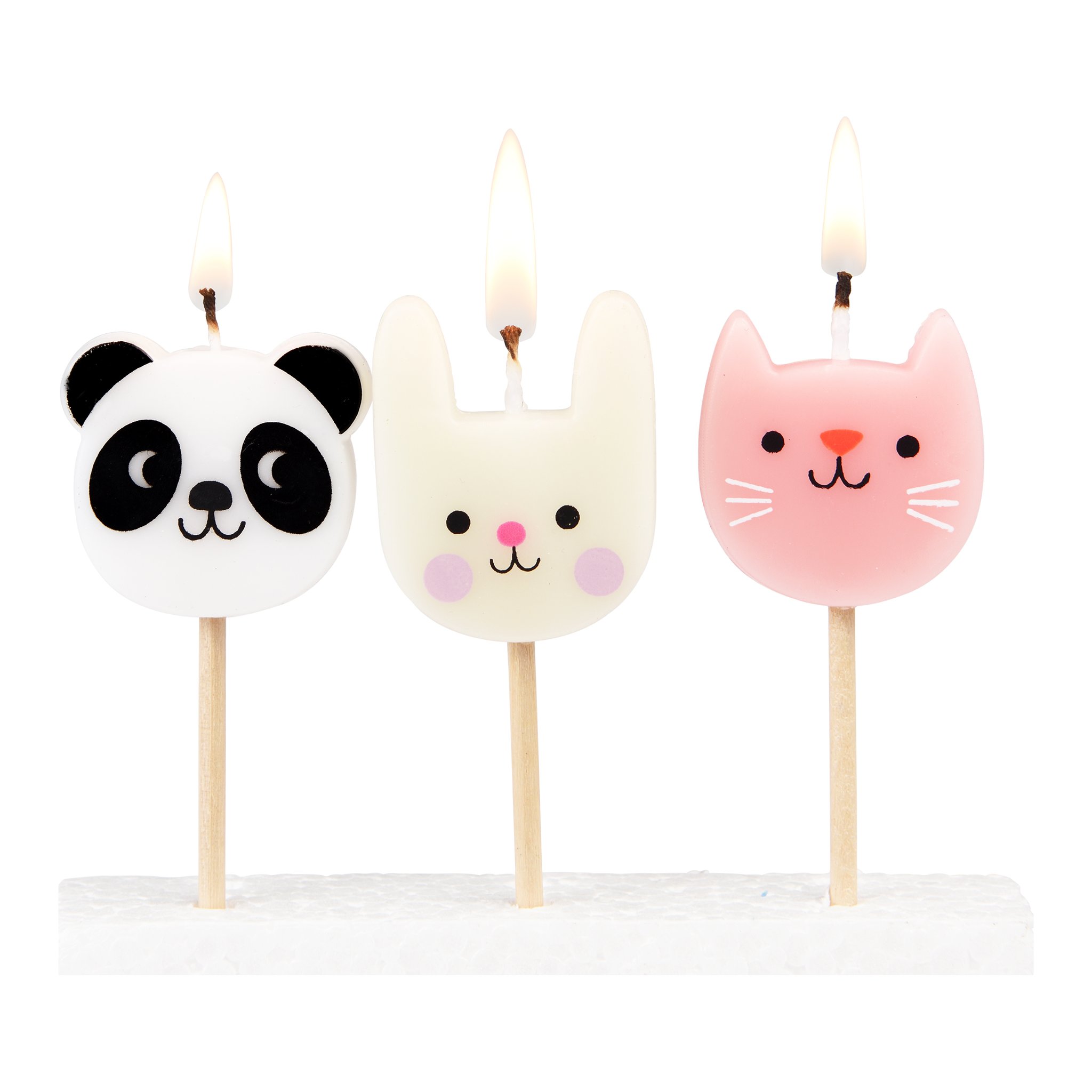 Bougies de fête allumées panda, lapin et chat sur bâtonnets en bois
