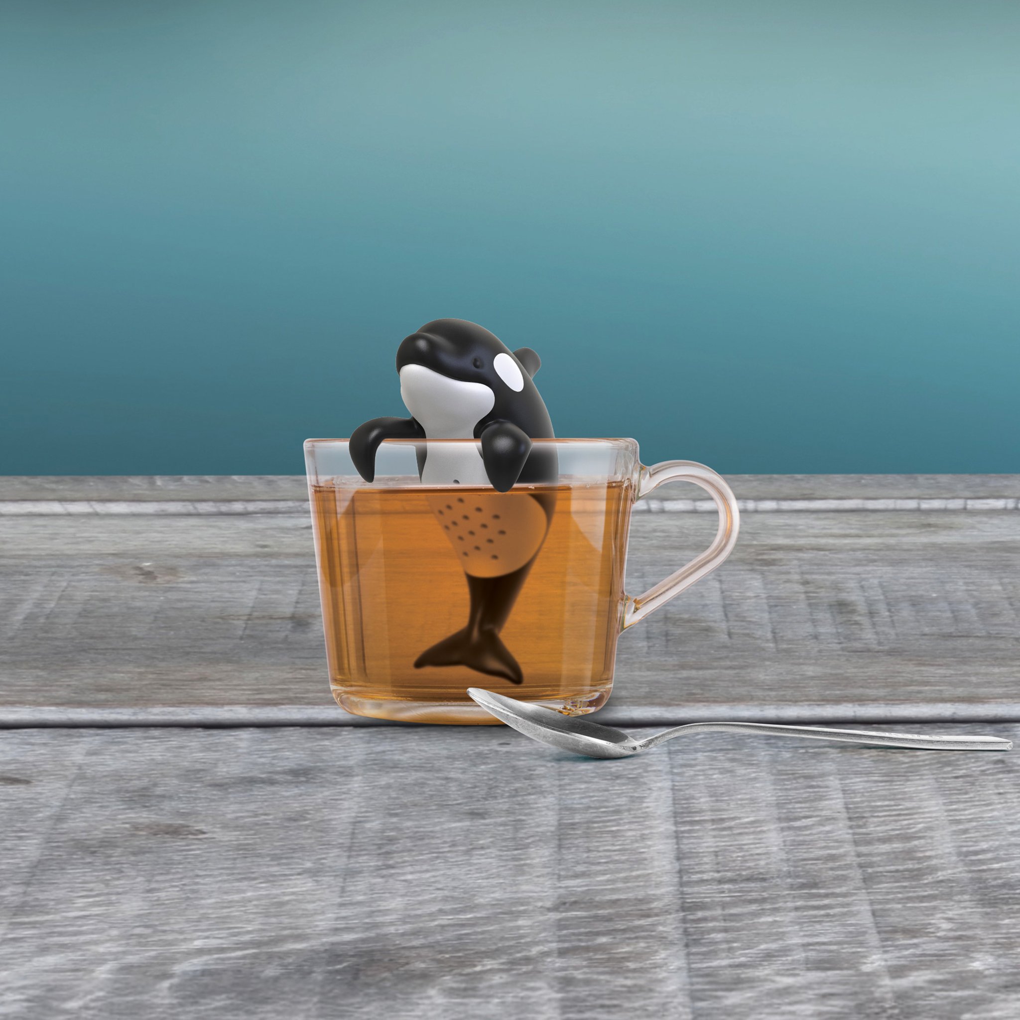 Orca-Teesieb hängt in einem Glas mit aufgebrühtem Tee