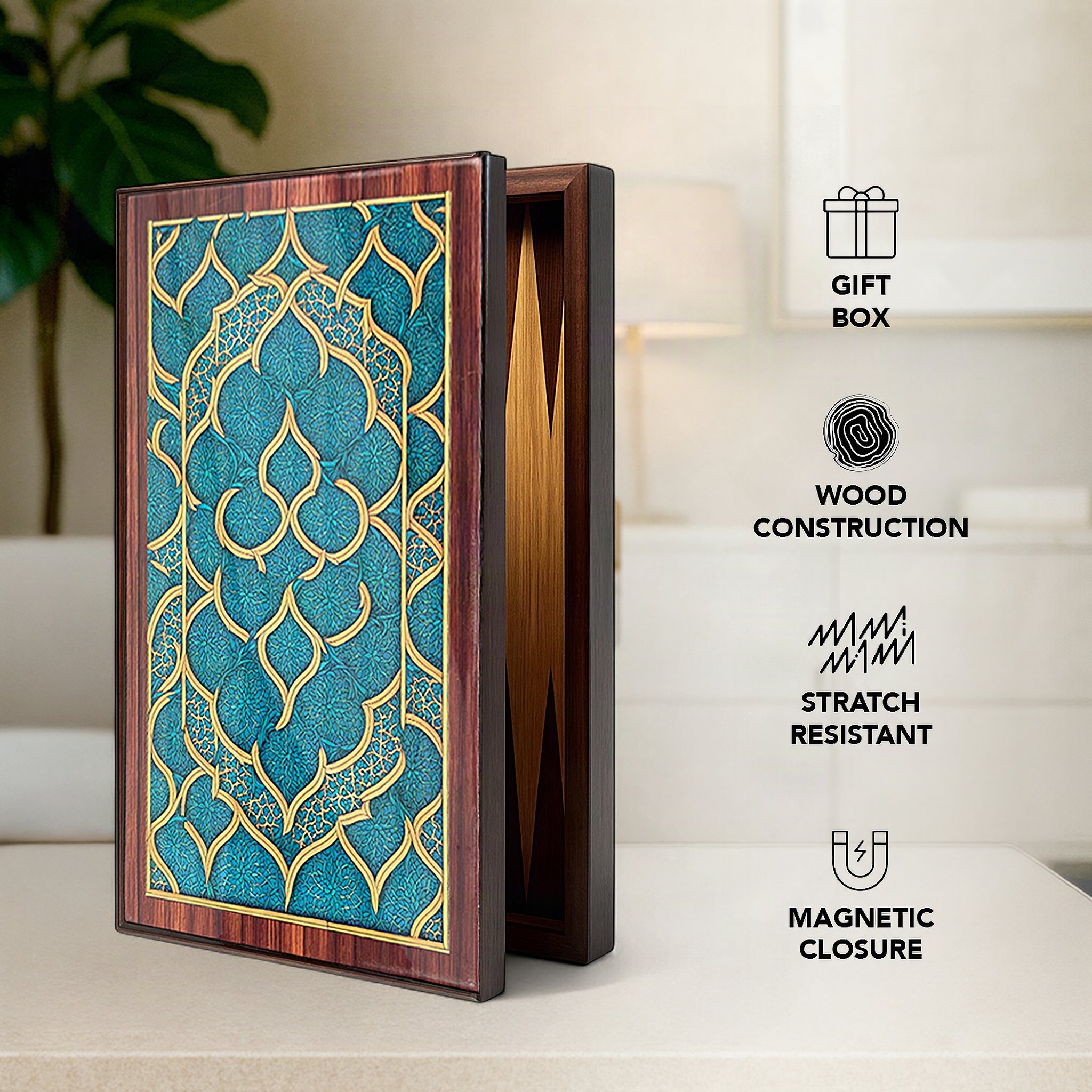 Backgammon-Set Oriental halb geöffnet aufgestellt im Wohnzimmer