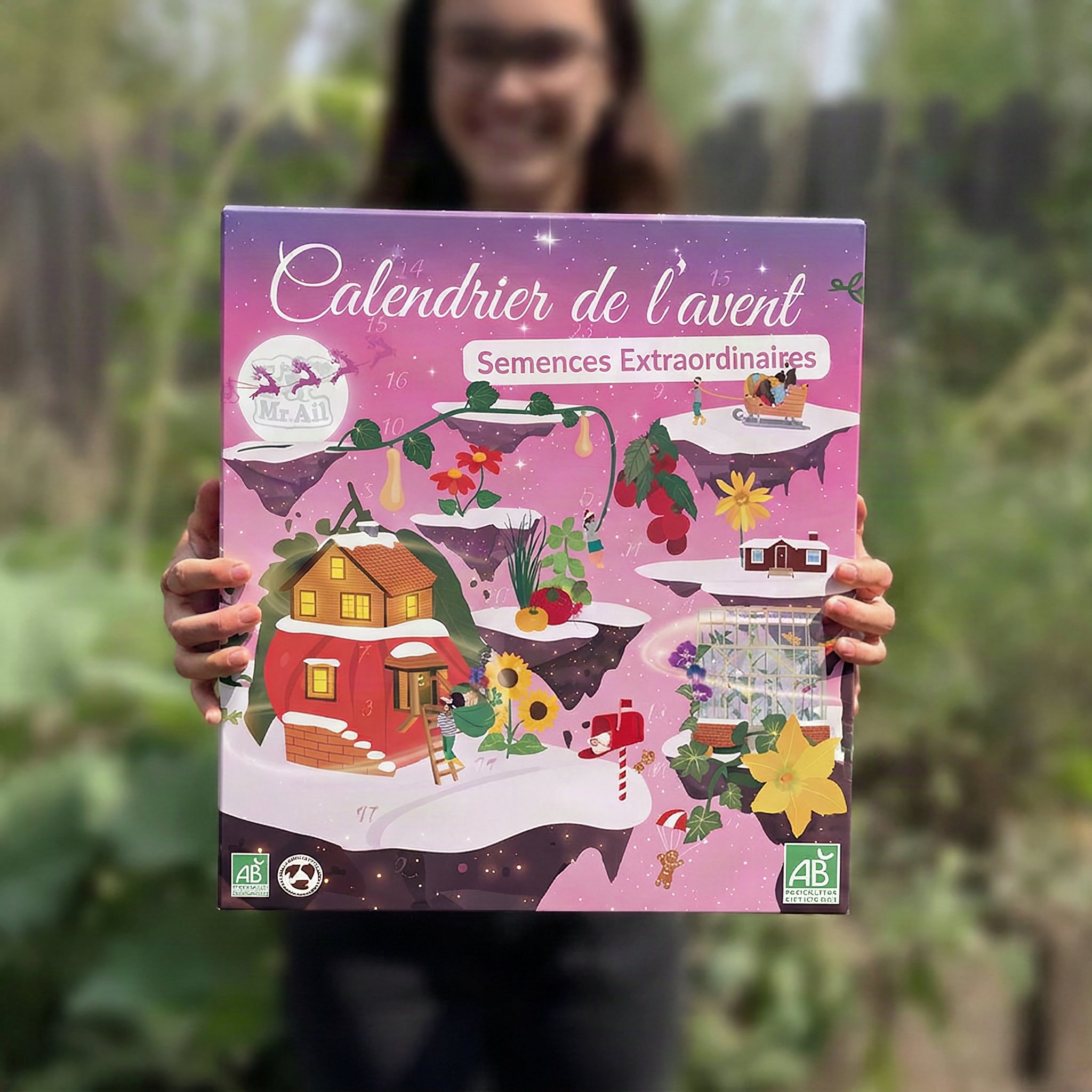 Femme tenant le calendrier de l'Avent du jardinier à deux mains devant un potager verdoyant