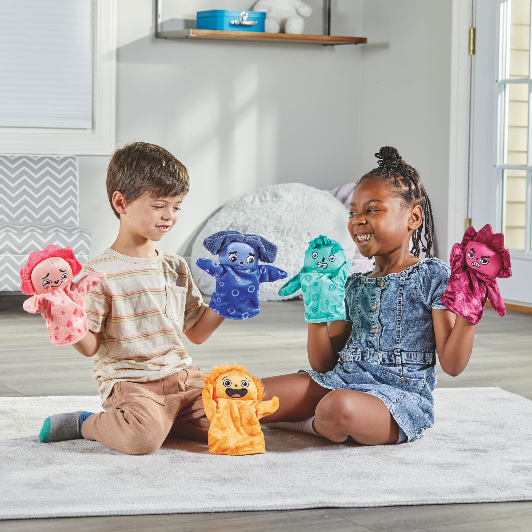 Gefühle-Familie Handpuppen 5er-Set – zwei Kinder spielen mit den Handpuppen