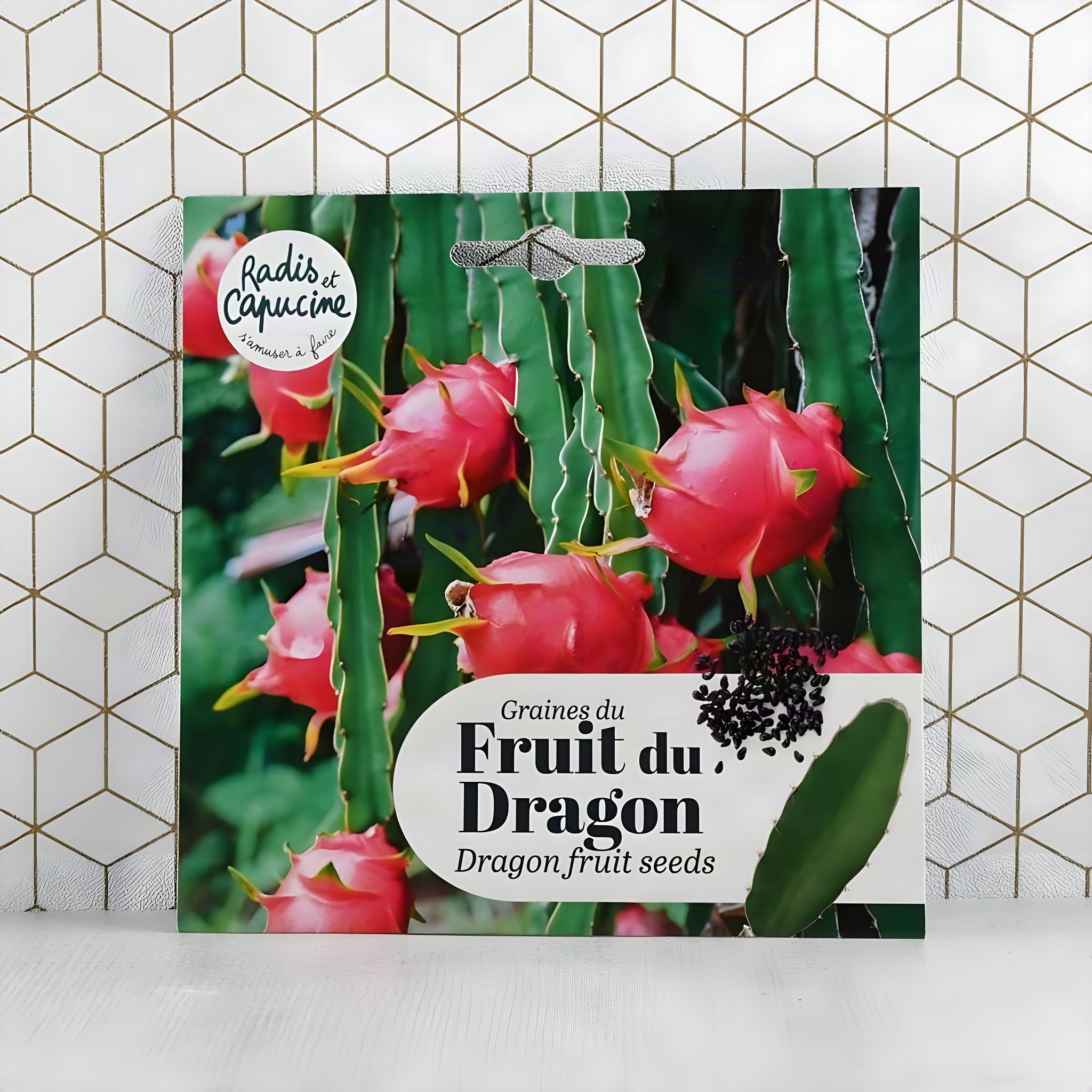 Drachenfrucht-Samen Verpackung mit pinken Früchten am Kaktus