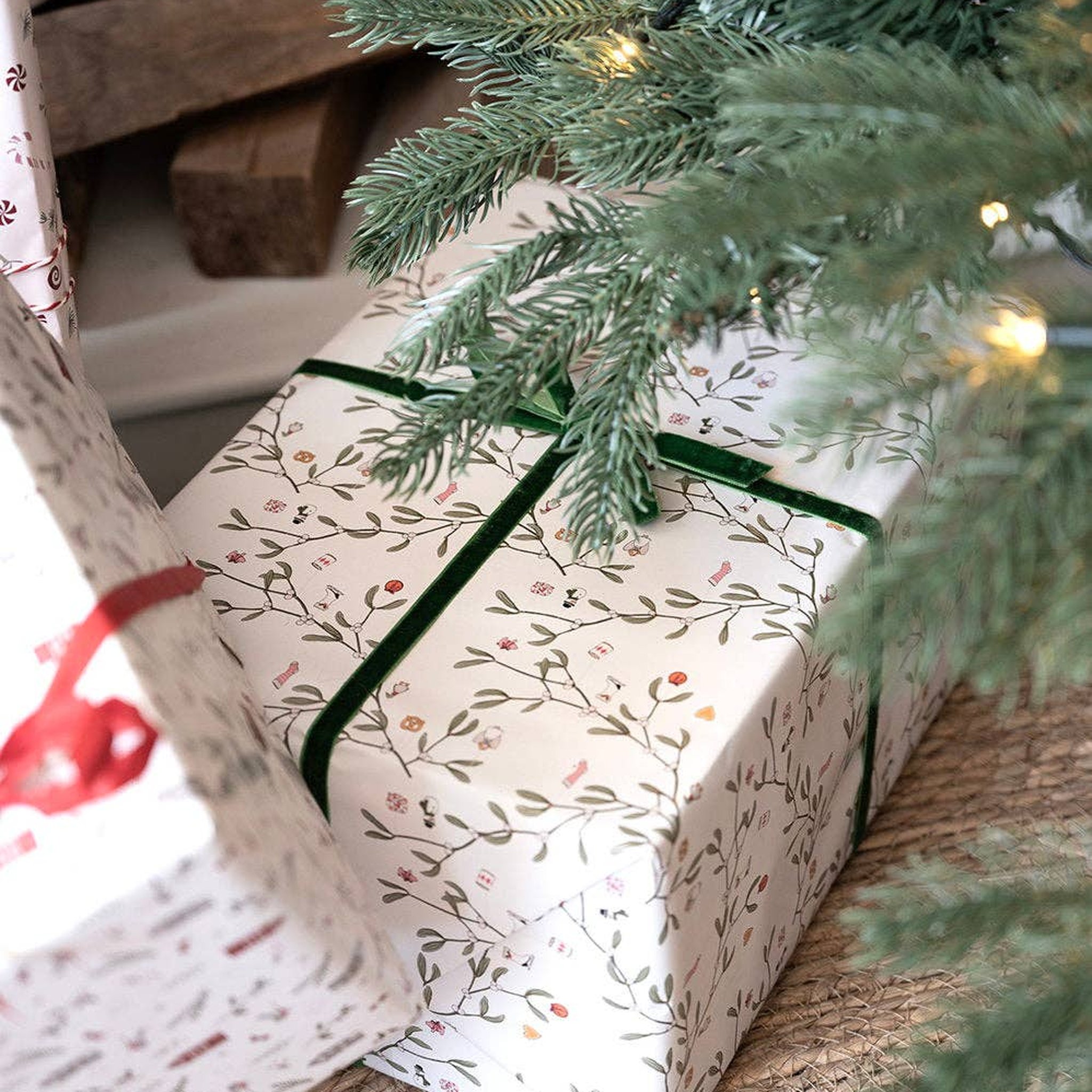 Carta da regalo bianca con rametti di vischio – foto d'atmosfera