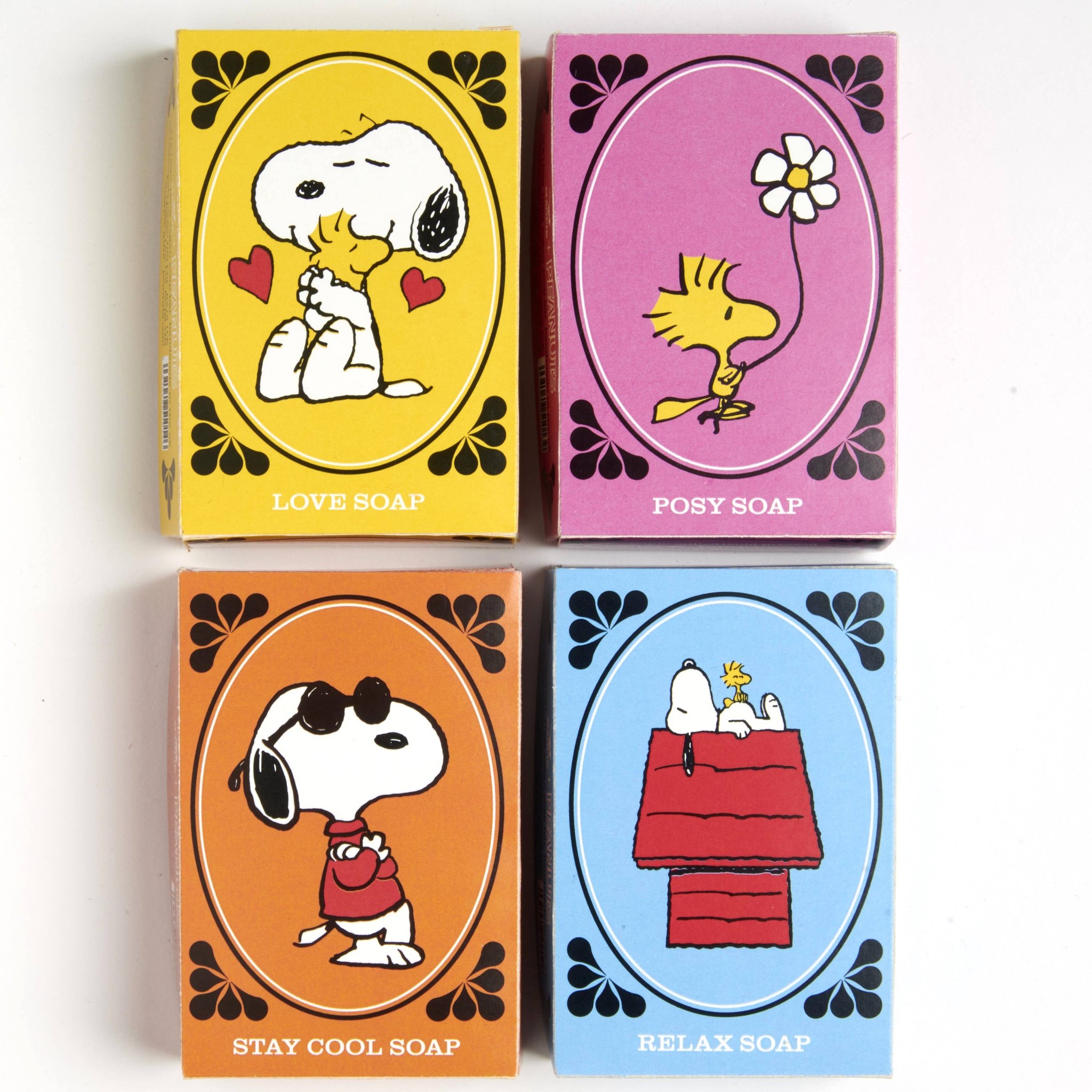 Die vier Peanuts-Seifenschachteln von Magpie, darunter die rosa Posy-Seife mit Woodstock