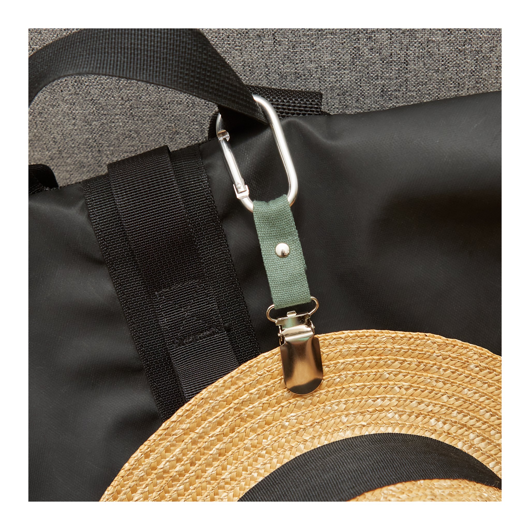 Clip per cappello che tiene il cappello di paglia alla spallina dello zaino