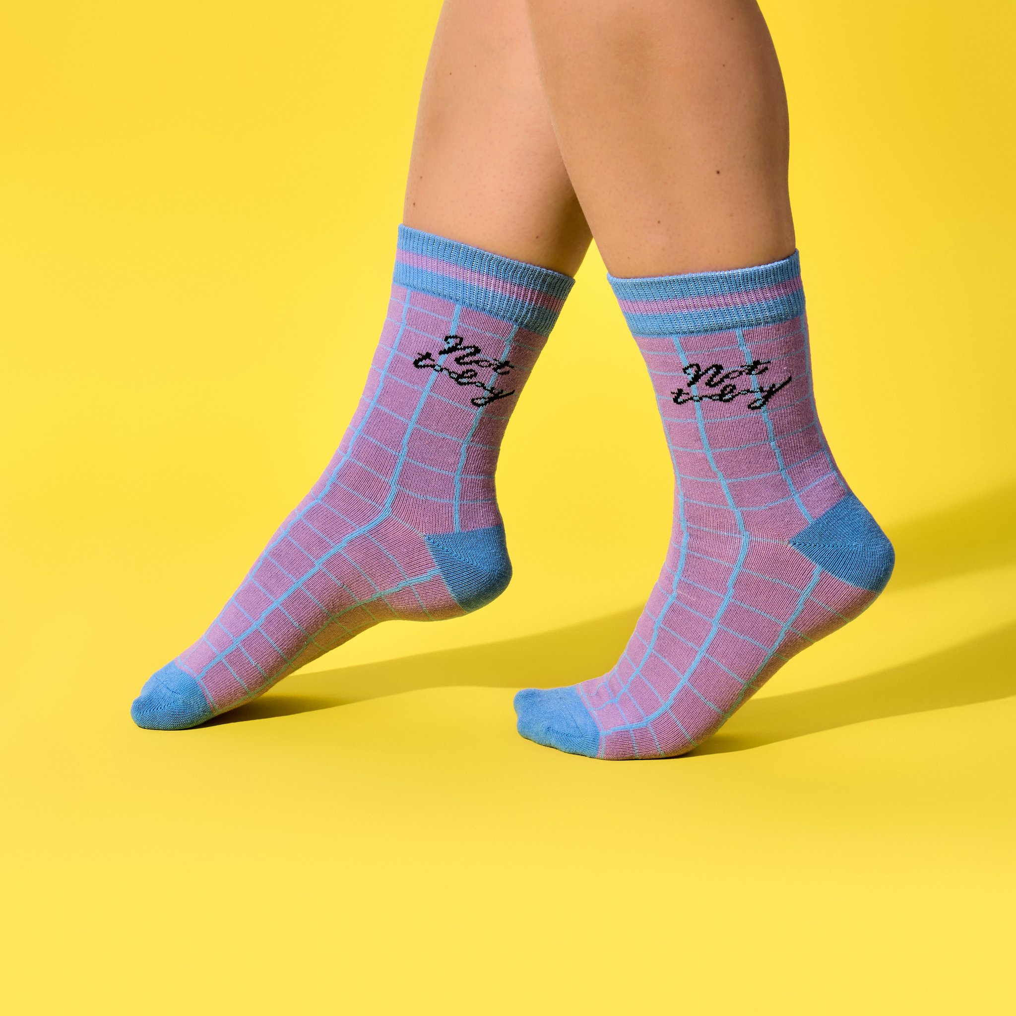 Chaussettes Not Today portées sur fond jaune