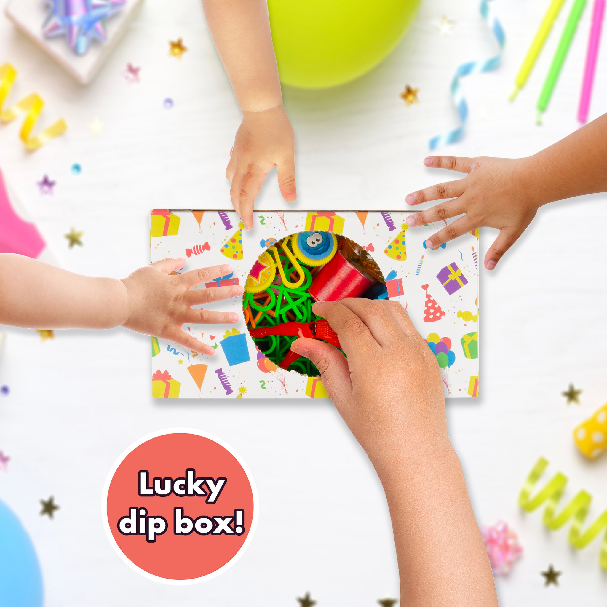 Kinder greifen in die abeec Lucky-Dip Partybox