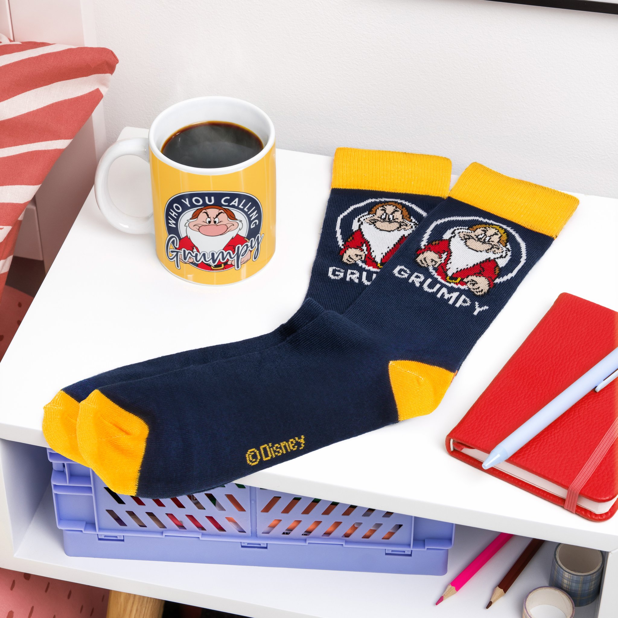 Mug et chaussettes Disney Grumpy en situation