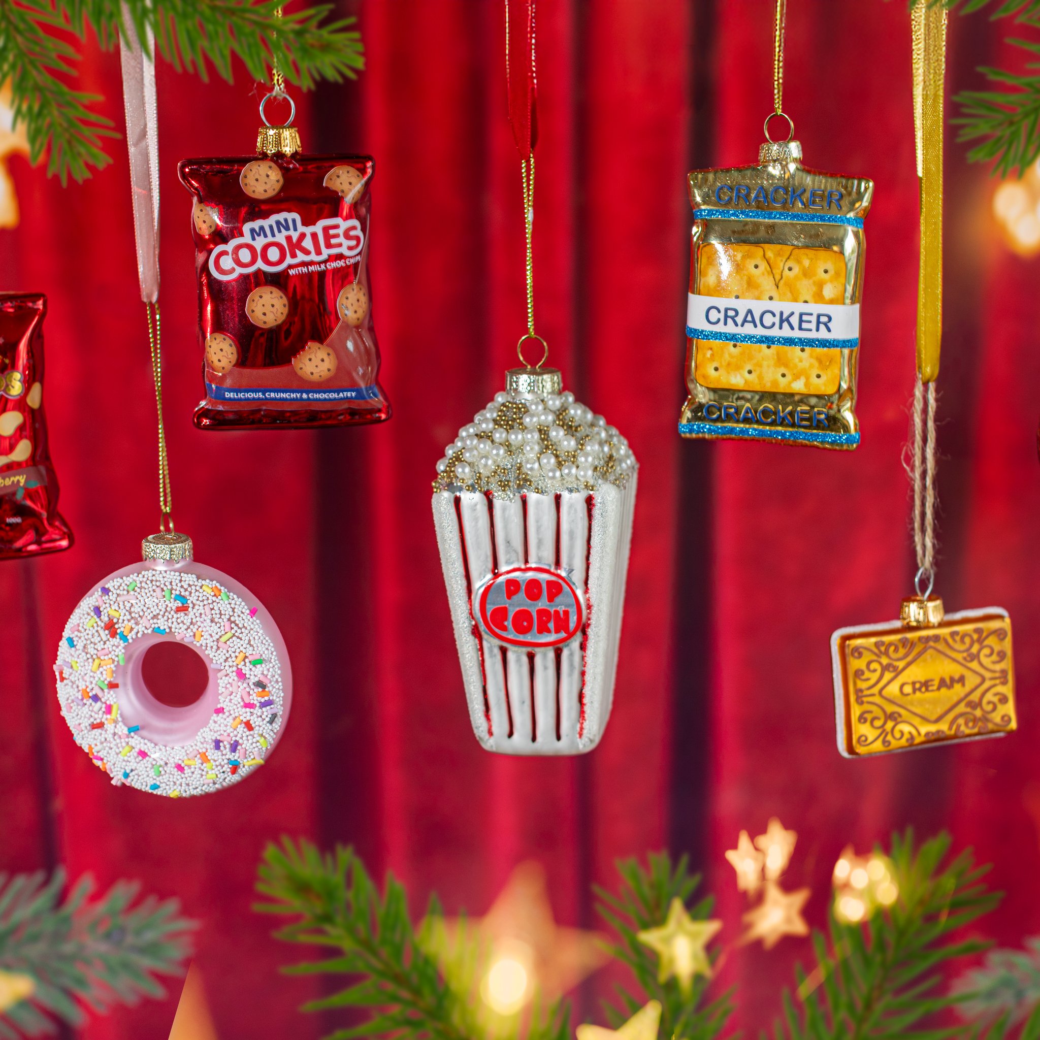 Weihnachtsschmuck Marmeladenkeks mit Popcorn-, Donut- und Cracker-Anhängern im Tannenbaum