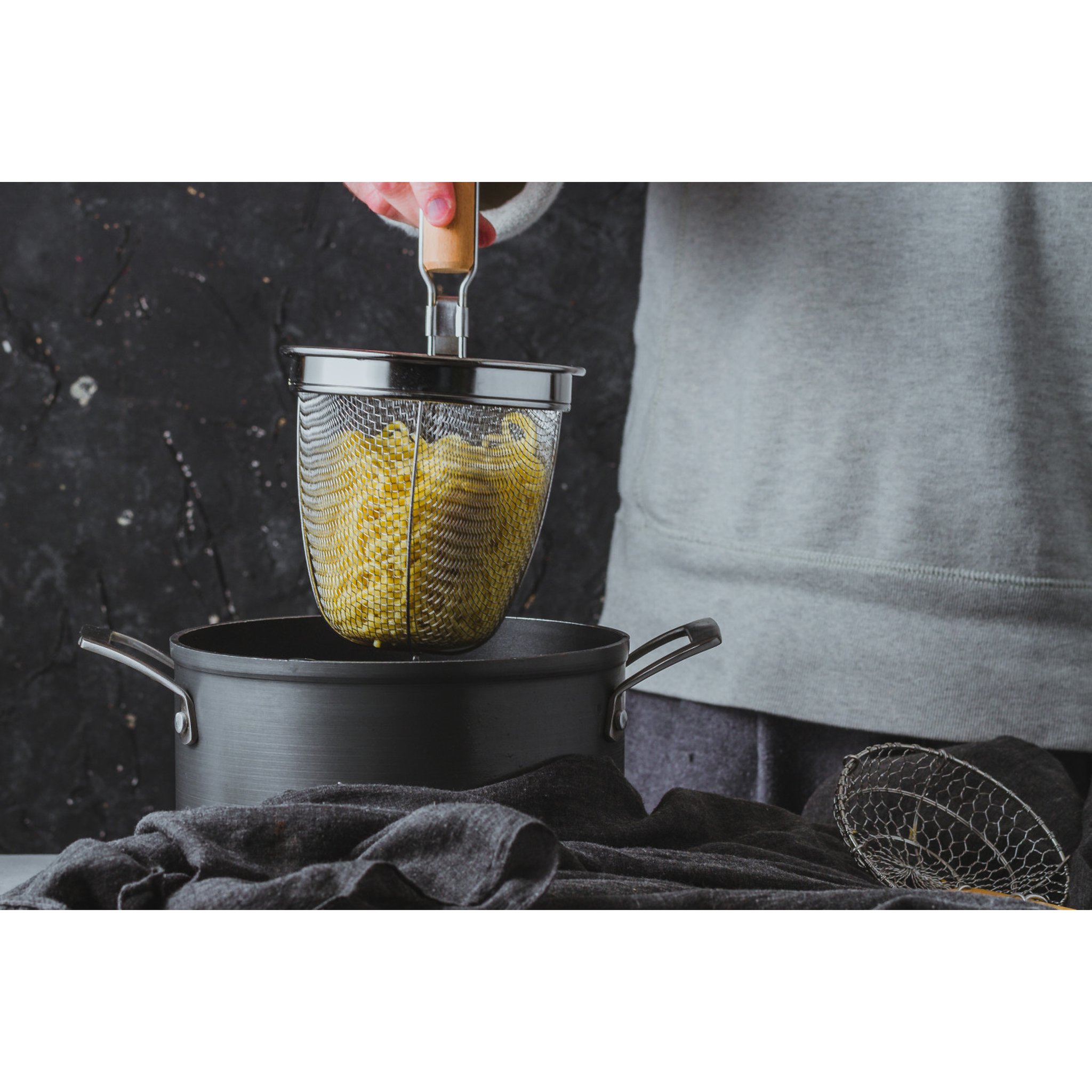 Scolapasta in acciaio vista frontale su bianco