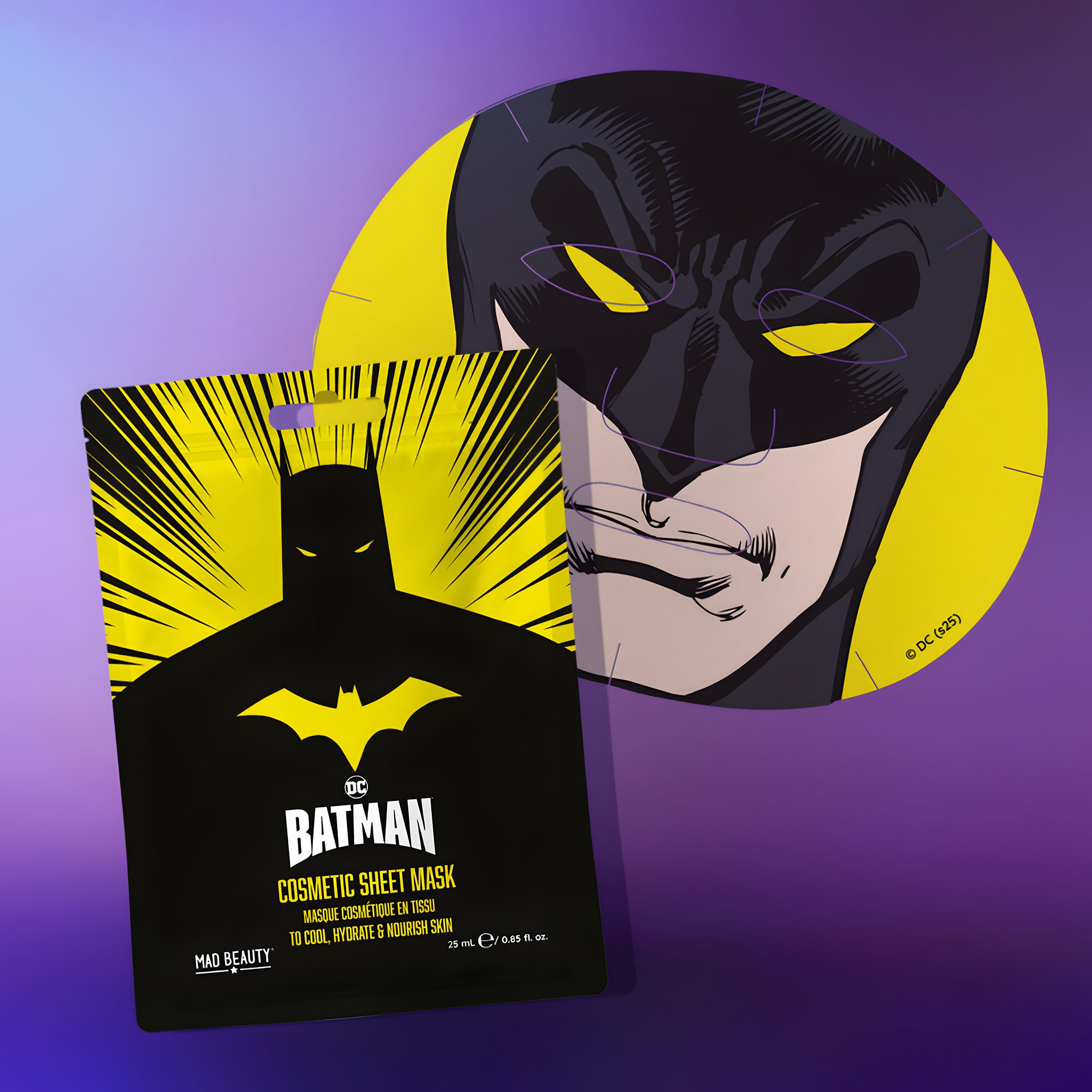 Maschera in tessuto Batman nella confezione davanti a una maschera aperta con il volto di Batman