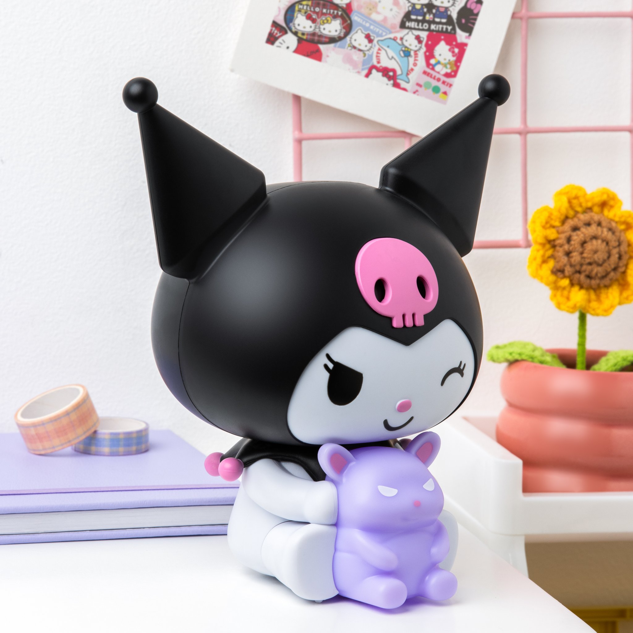 Kuromi-Lampe auf einem Regal neben Sonnenblumen