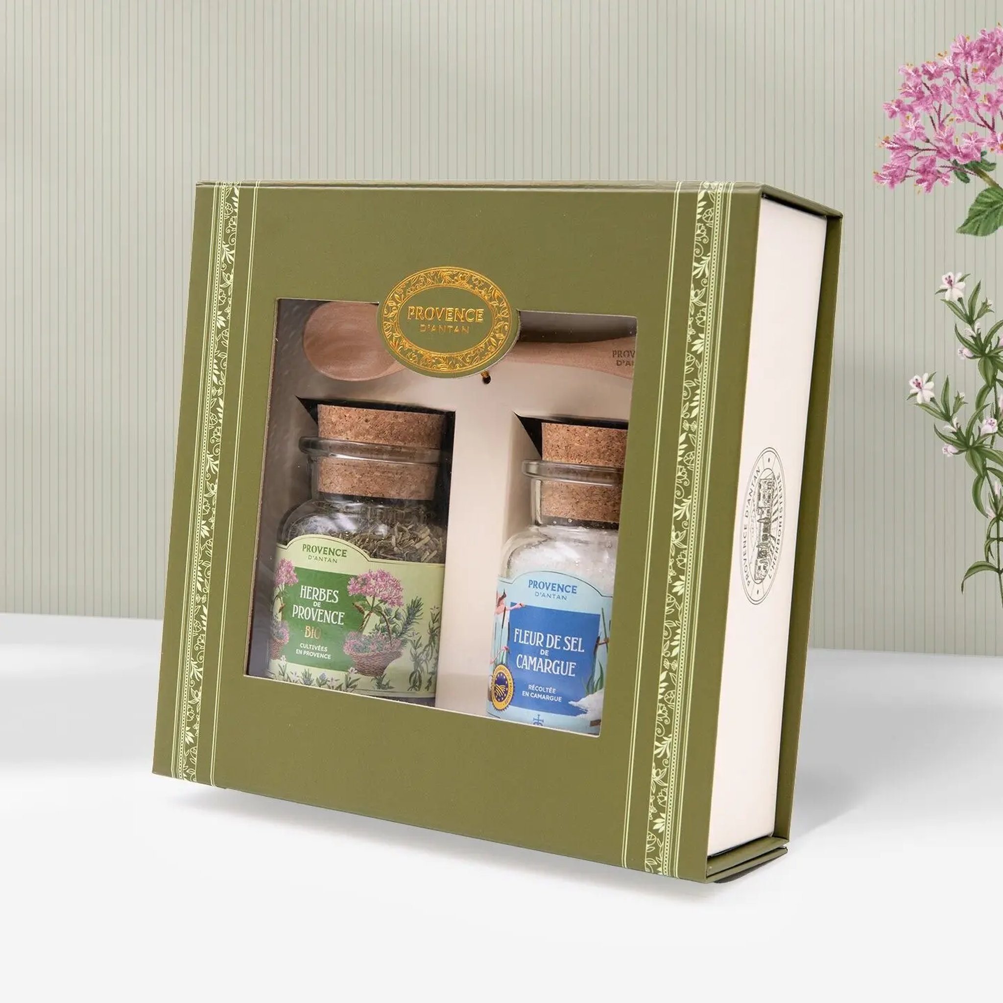 Set regalo fleur de sel ed erbe di Provenza su sfondo verde con fiori
