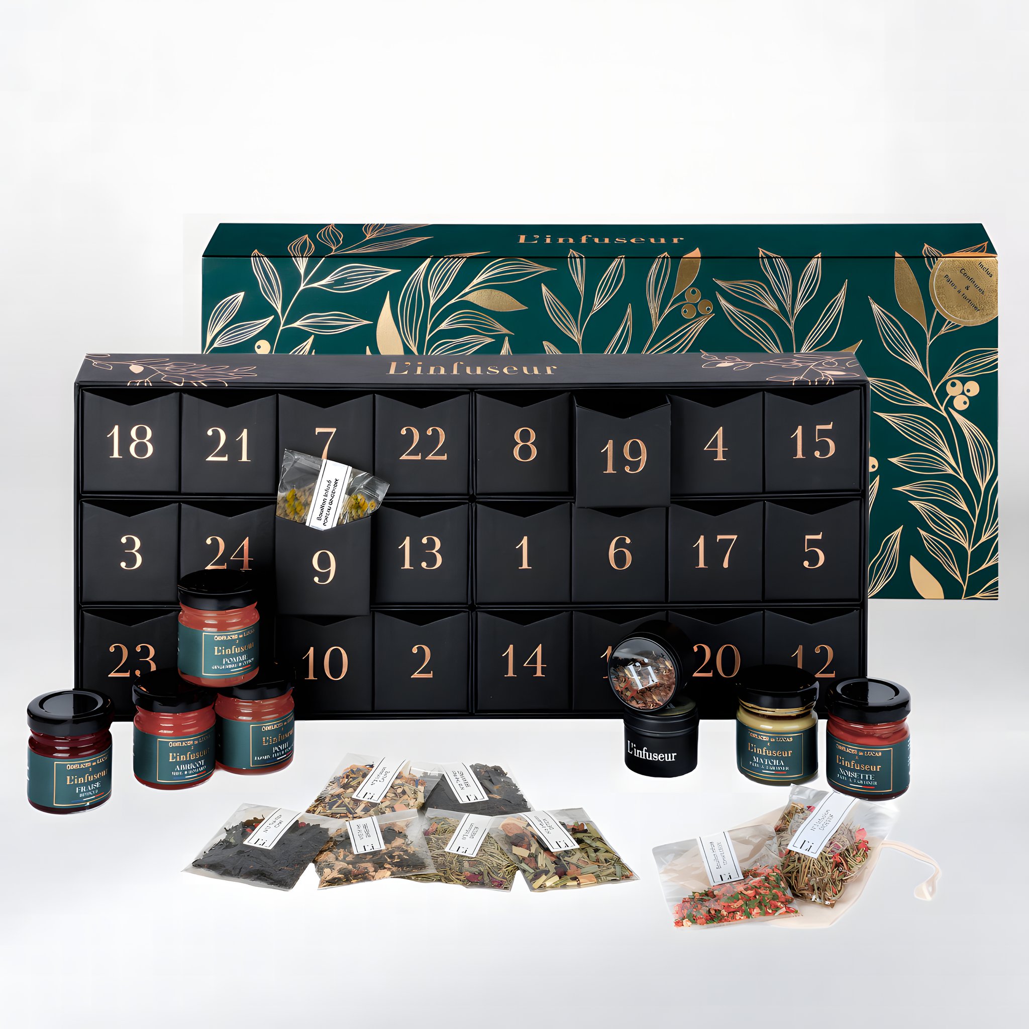 Adventskalender Prestige 2026 mit geöffneten Schubladen vor dem grün-goldenen Schuber und dem gesamten Inhalt