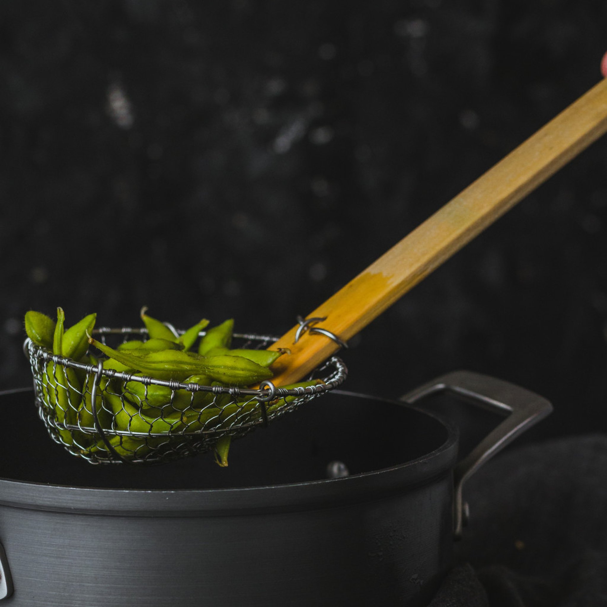 Bambus Schaumkelle beim Kochen mit Edamame