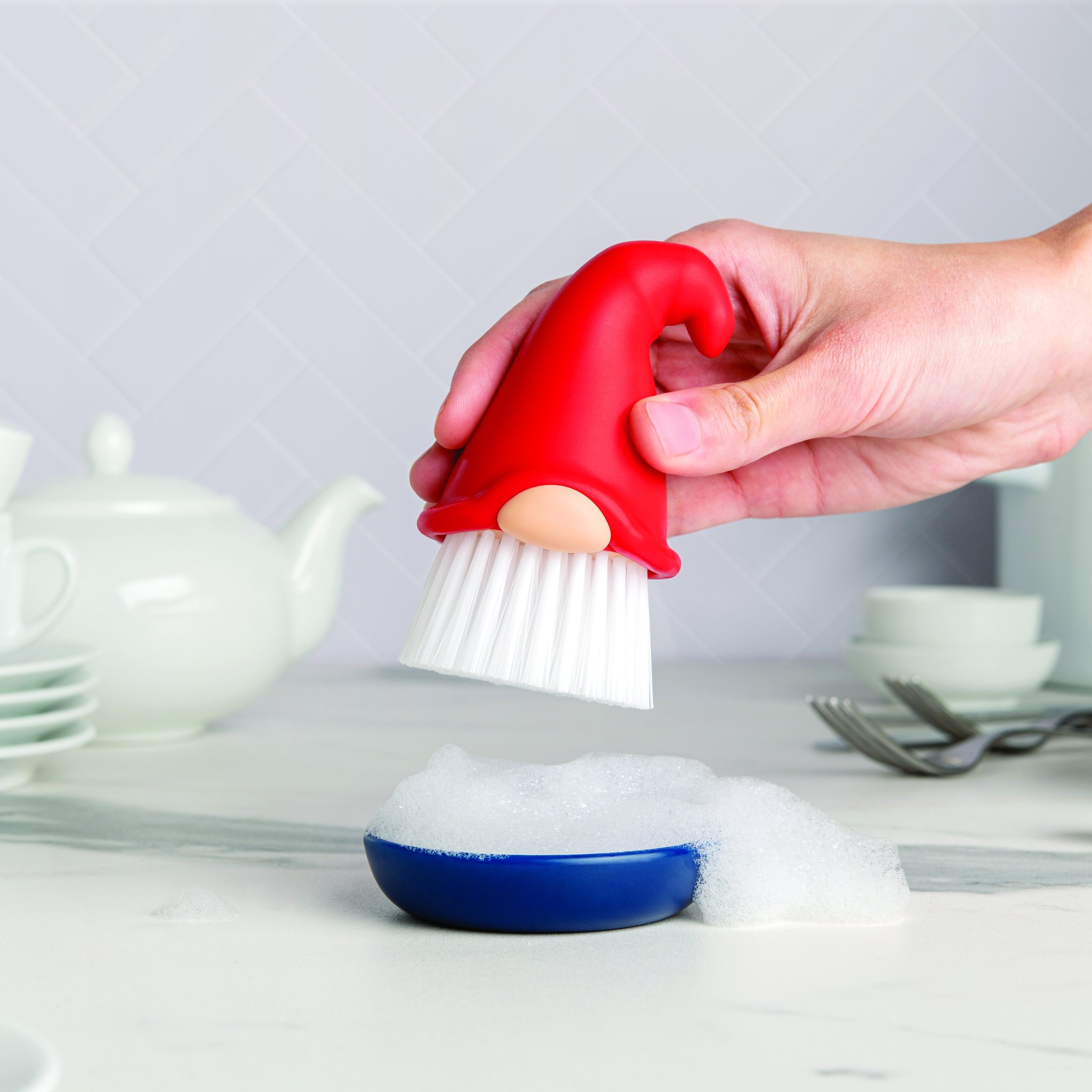 Brosse à vaisselle Bartolomäus à côté de la vaisselle propre