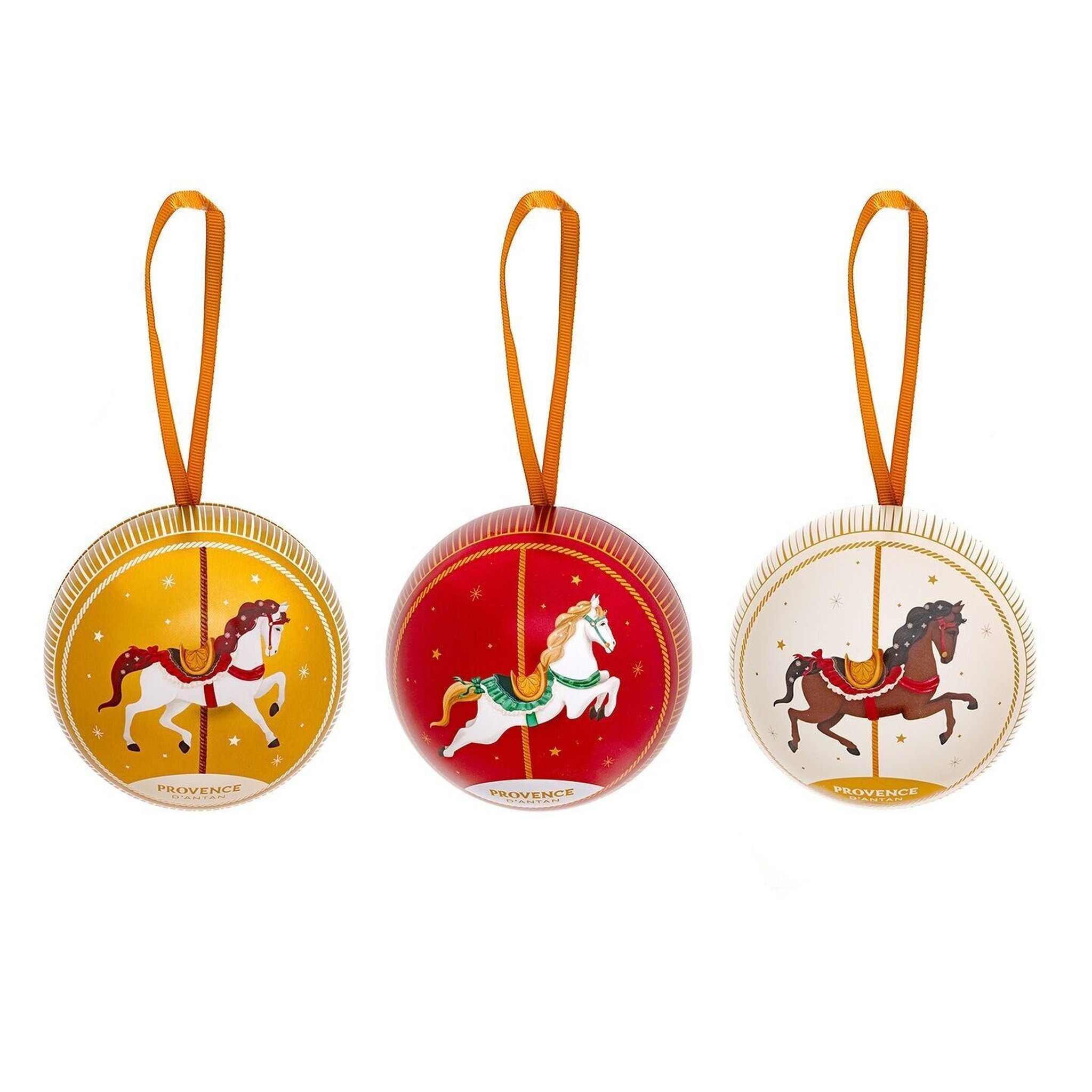 Die drei Kugeln des Sets in Gold, Rubinrot und Perlweiss mit Karussellpferd und orangem Band