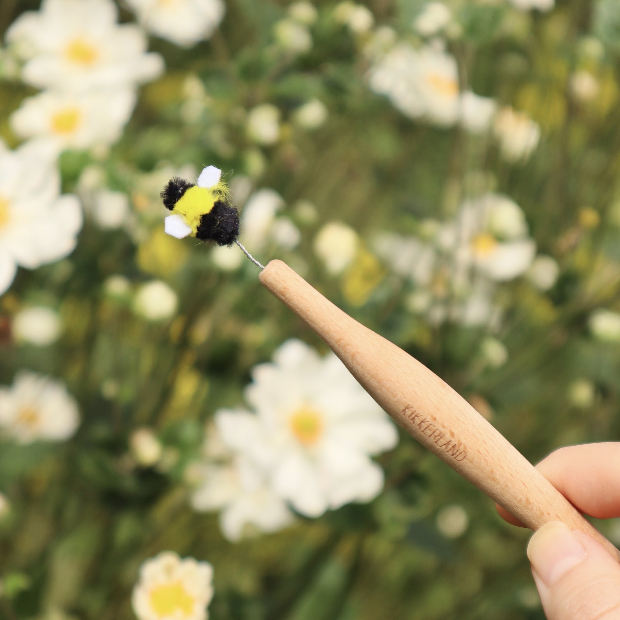 Baguette de pollinisation entre des anémones blanches