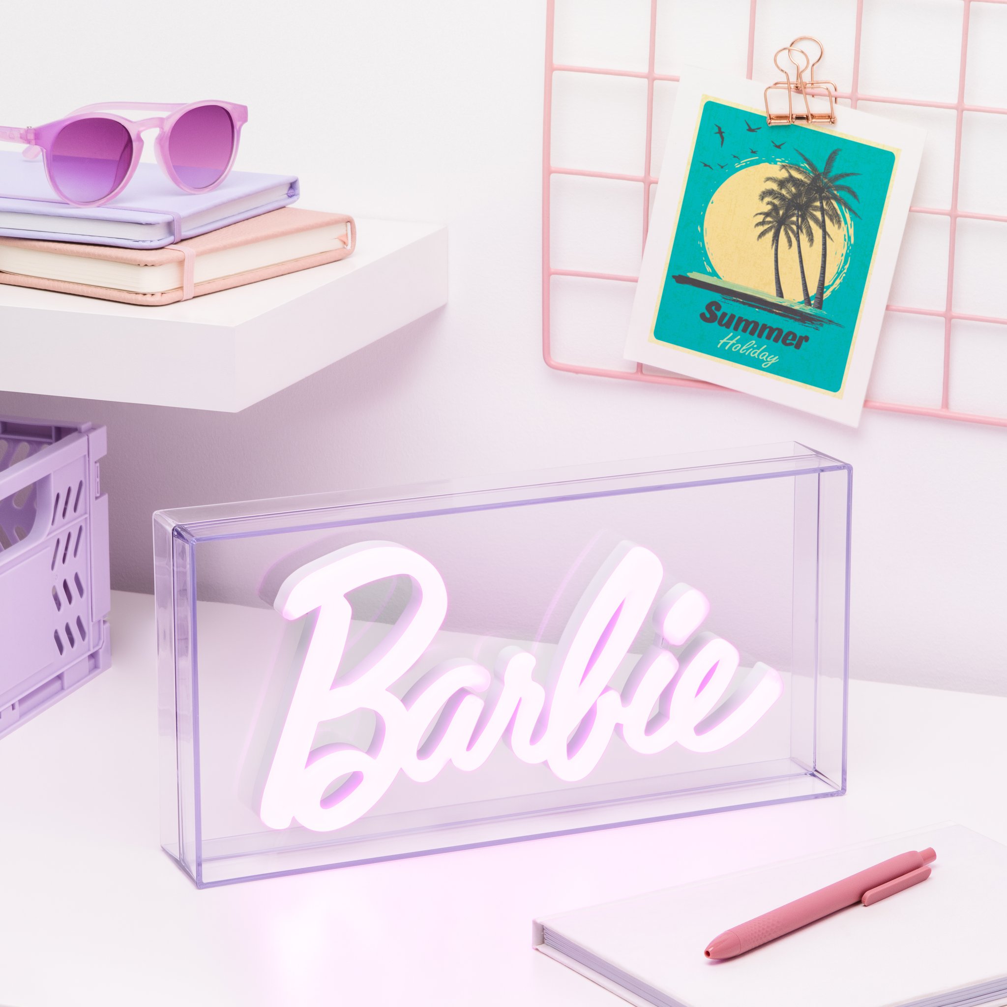 Barbie-Logo-Lampe leuchtet auf einem hellen Tisch