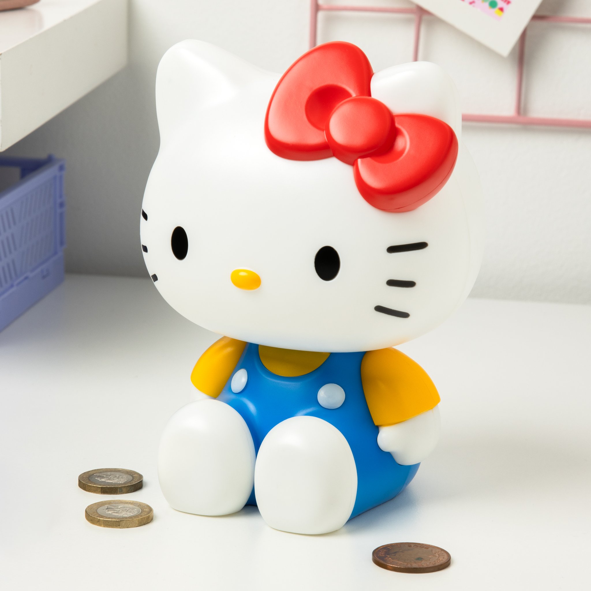 Hello-Kitty-Spardose von vorne mit blauer Latzhose