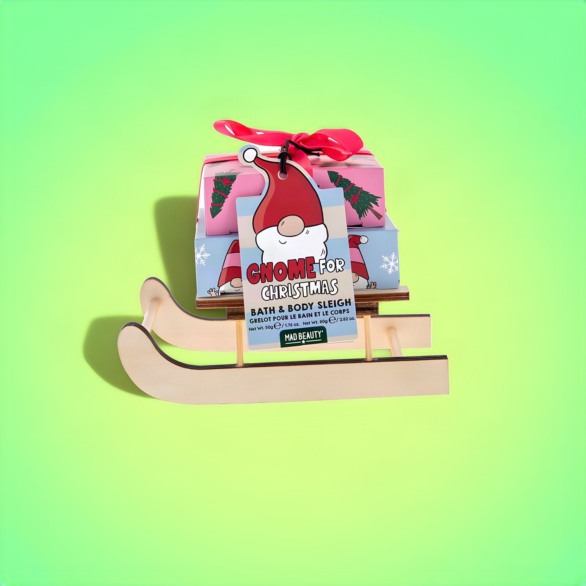 Wichtel-Holzschlitten mit dem Geschenkset aus Badesalz und Seife, mit roter Schleife verschnürt