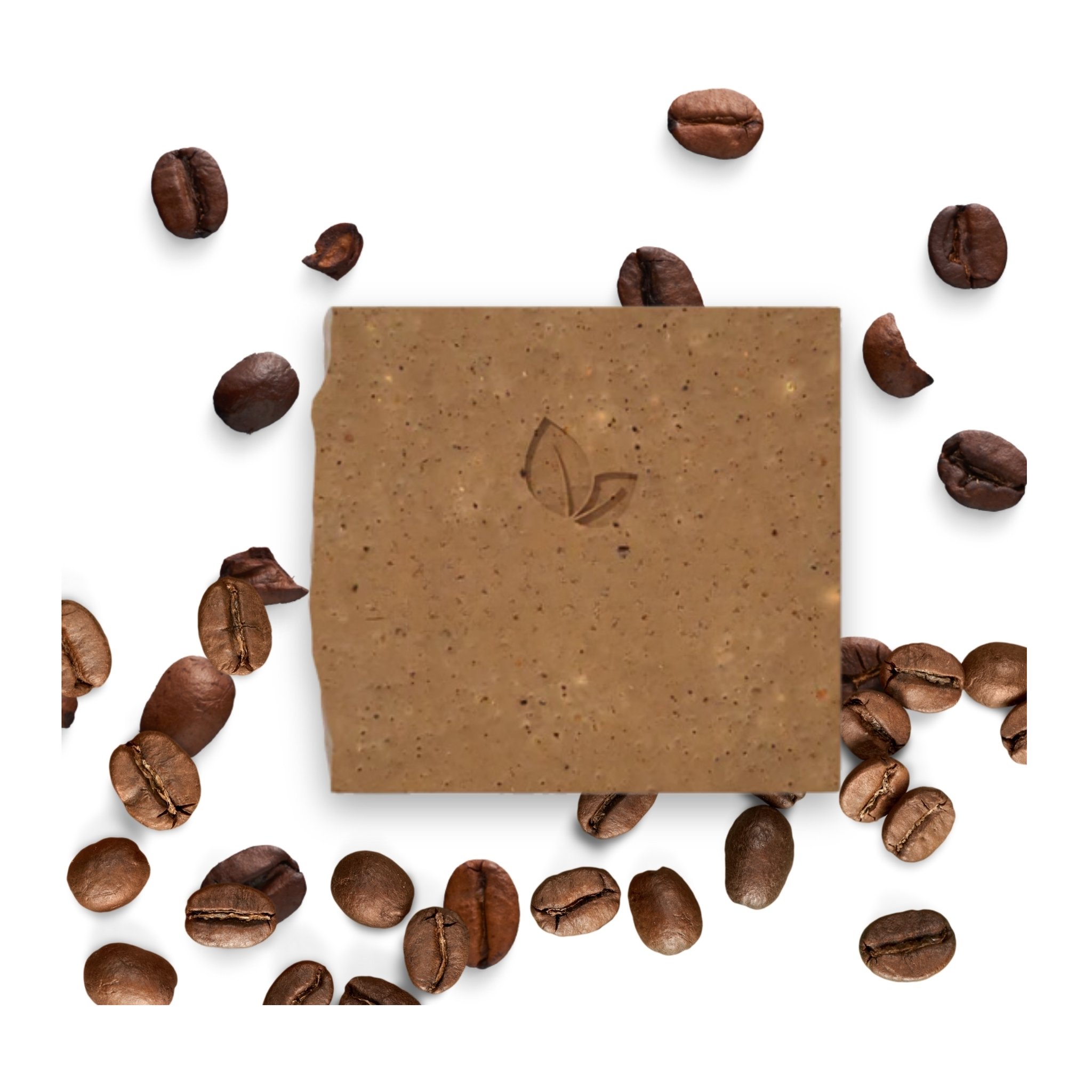 Kaffee-Peelingseife umgeben von Kaffeebohnen auf weissem Grund
