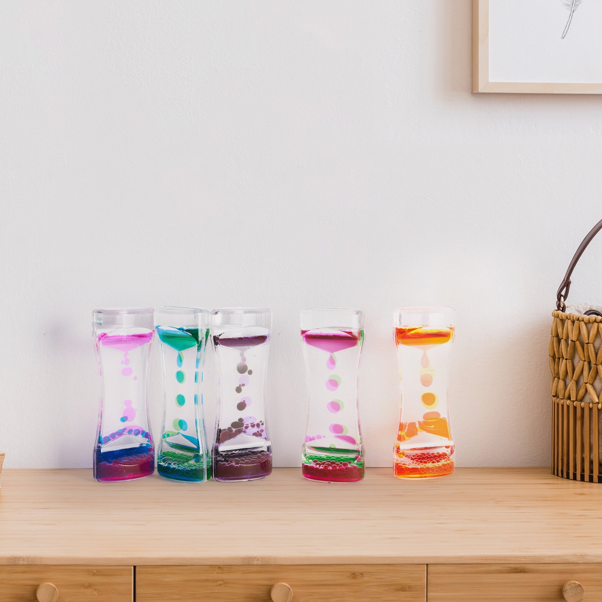 5 Sabliers Lampes à Lave sur commode en bois dans le salon