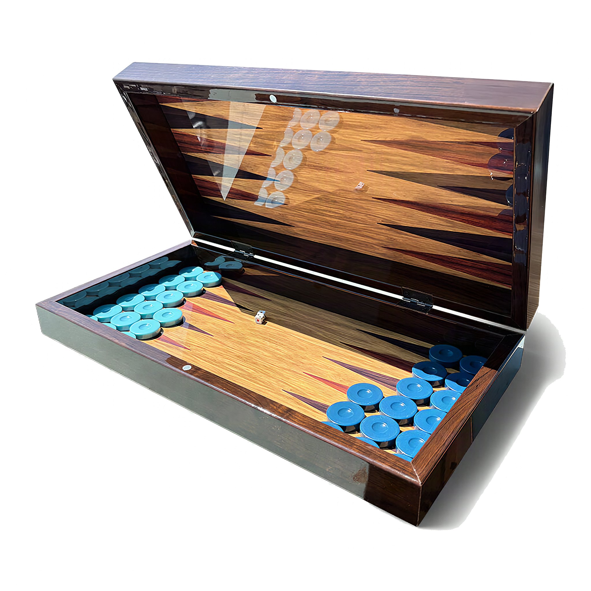 Halb geöffnetes Backgammon-Set mit aufgestellten Spielsteinen auf dem Spielfeld